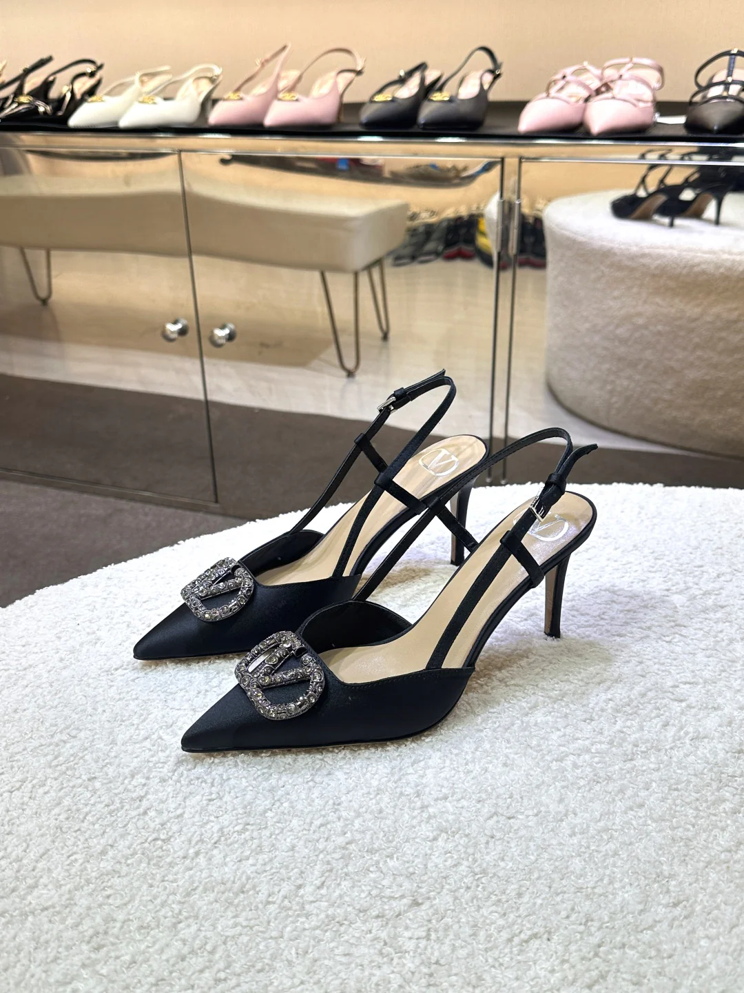 Туфли на высоком каблуке Valentino 2024 с хрустальной пряжкой и логотипом - черные