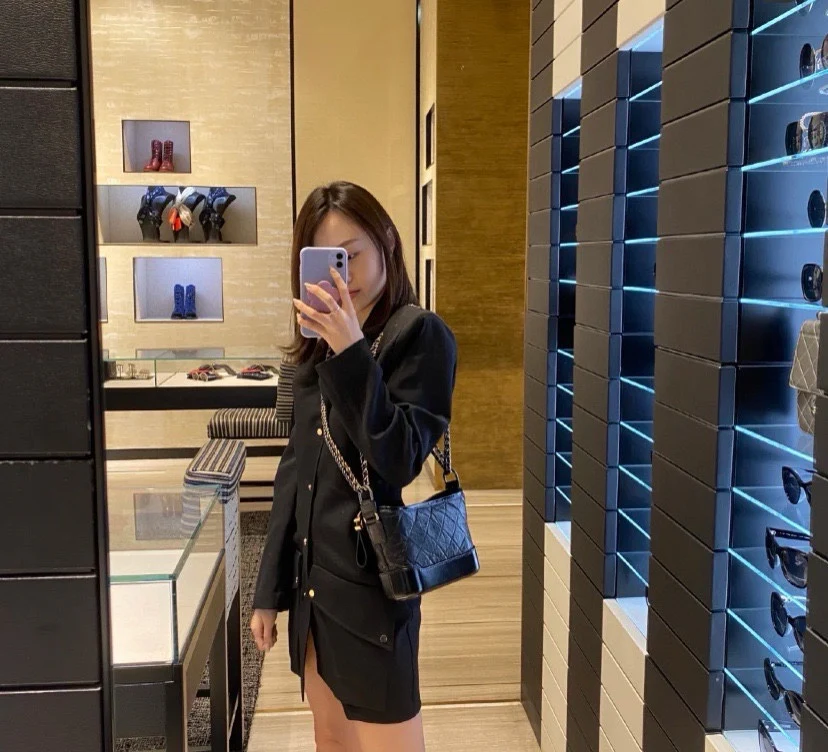 Классическая маленькая сумка-хобо Chanel - черная