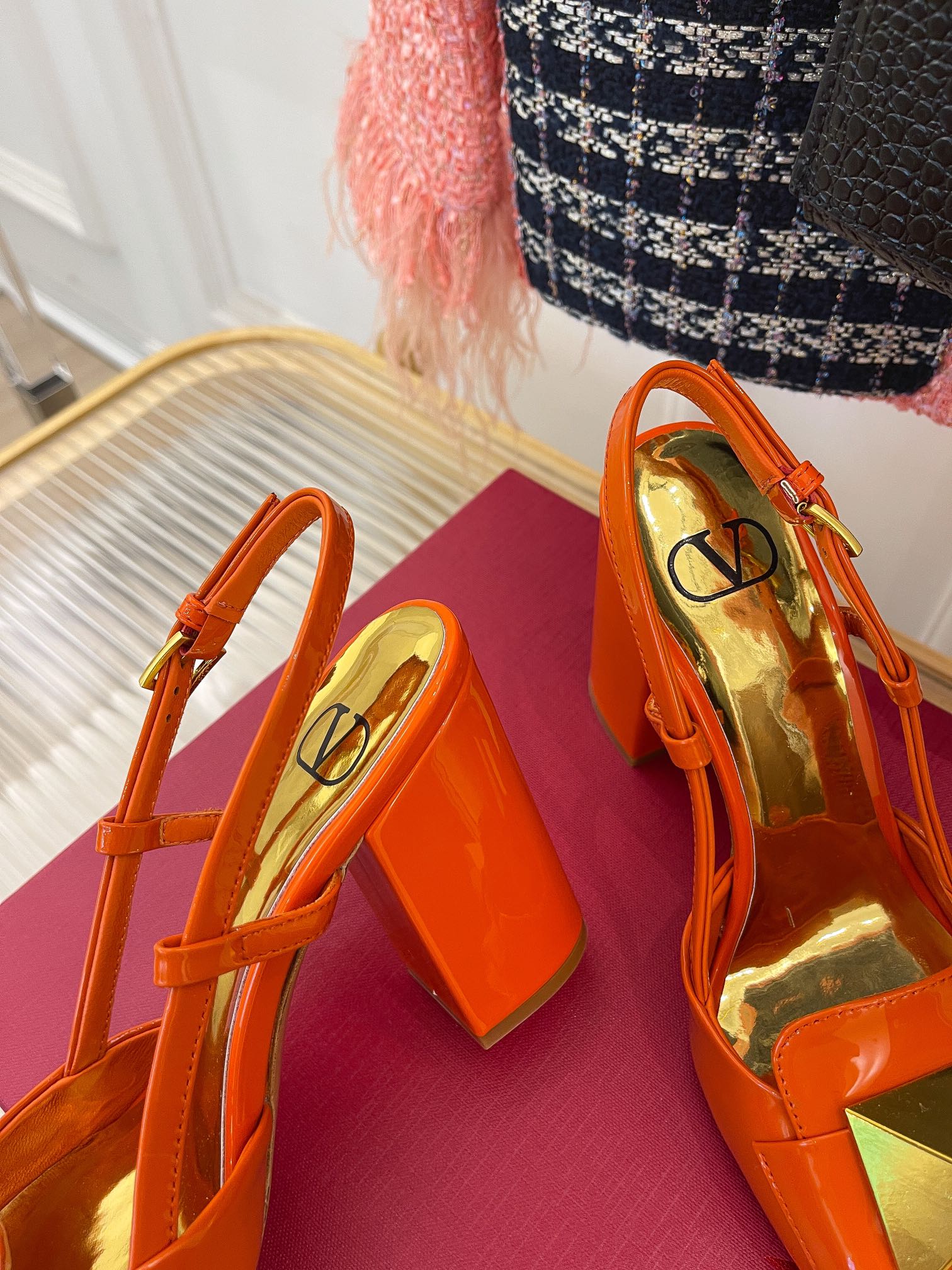 Весенняя коллекция Valentino 2022 — Сандалии на массивном каблуке — Оранжевые