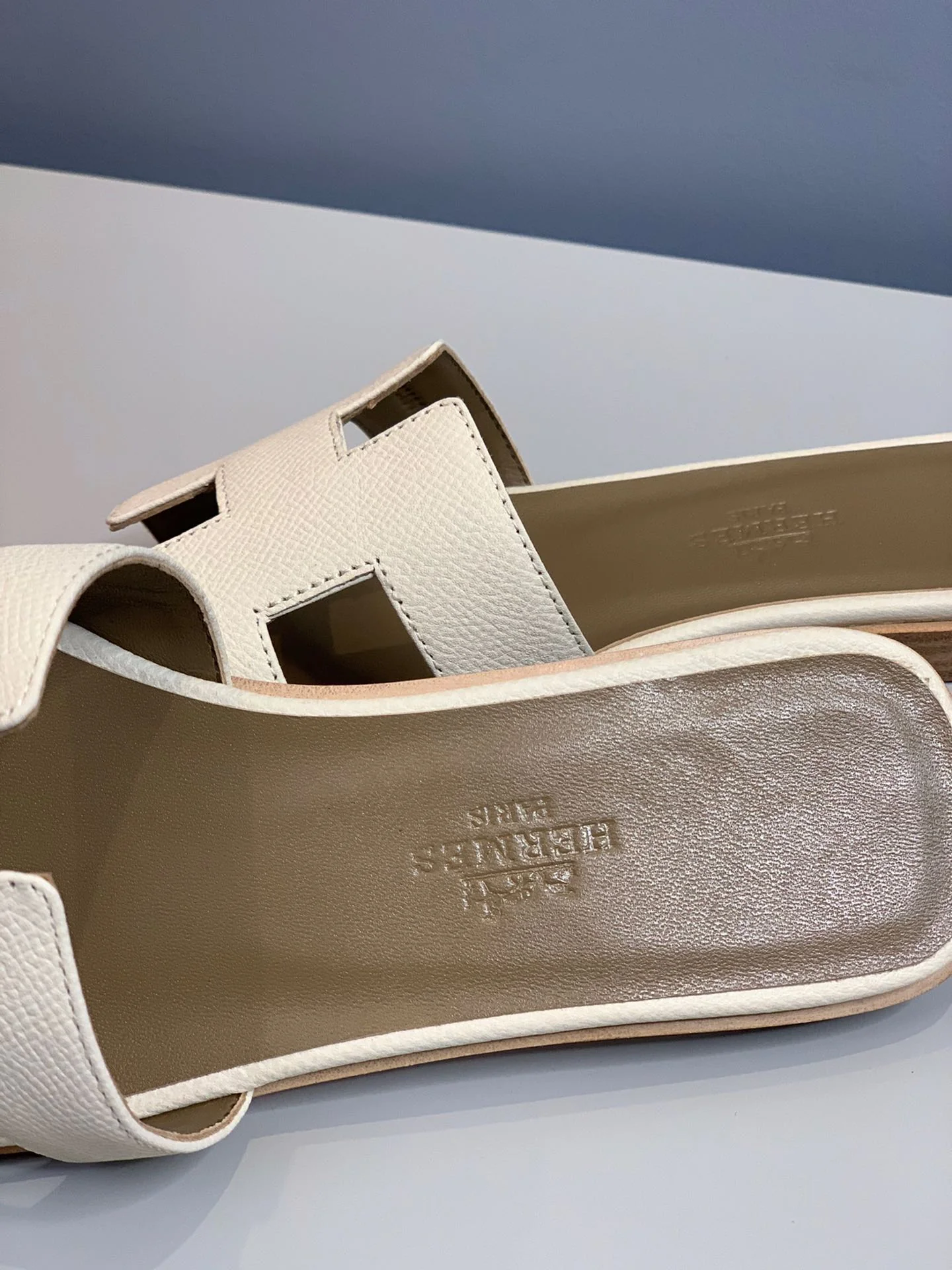 Новинка 2022 года от Hermes - Тапочки с отпечатком руки - Белые