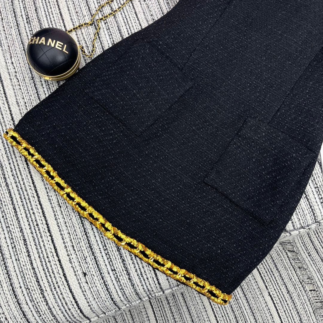 Miu Miu - 2404 - 2024 Ранняя весна. Новое платье-жилет из твида с цепочным дизайном.