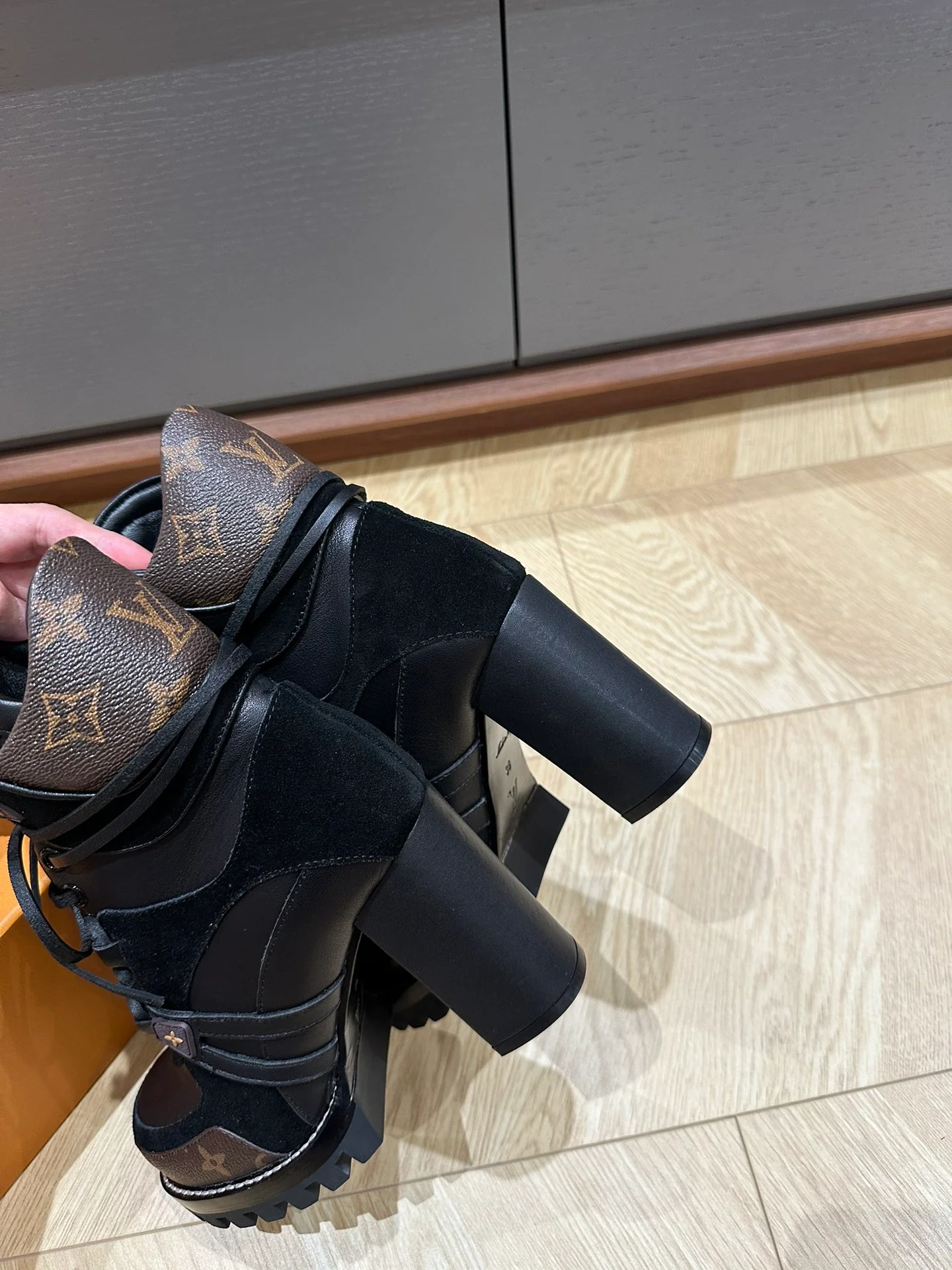 LV-2024 - Повседневные сапоги на высоком каблуке - Черные