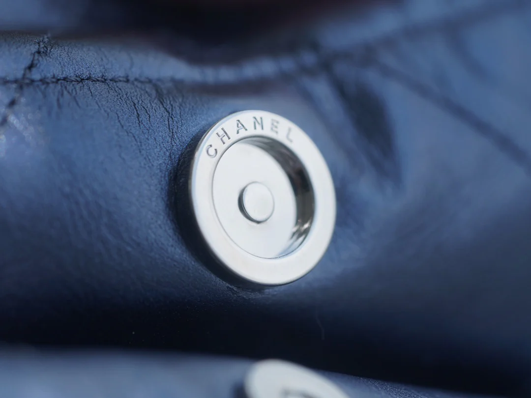 Сумка Chanel 22 - маленькая, металлизированная, синяя.