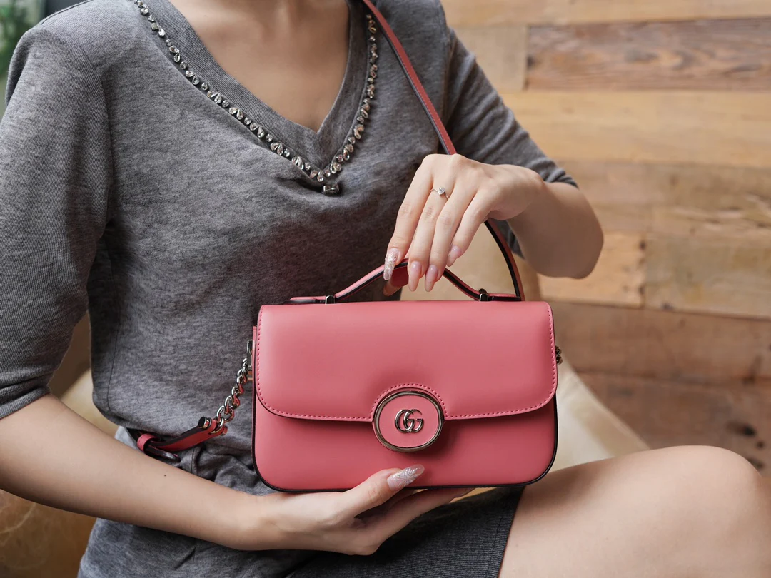 Миниатюрная сумка Gucci Petite GG на цепочке - розовая.