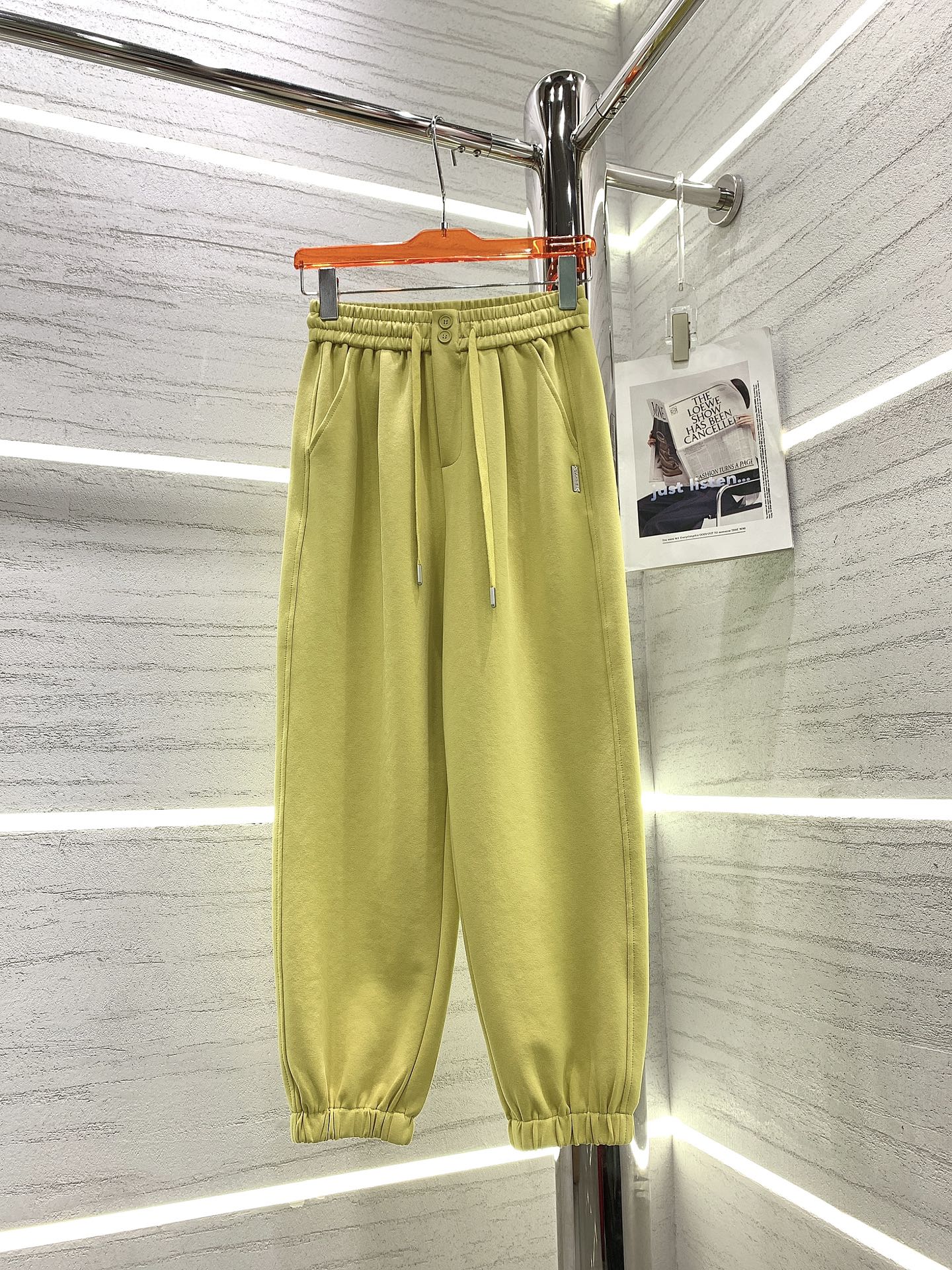 Новые спортивные брюки Chanel 2403 с двойной пуговицей и этикеткой.