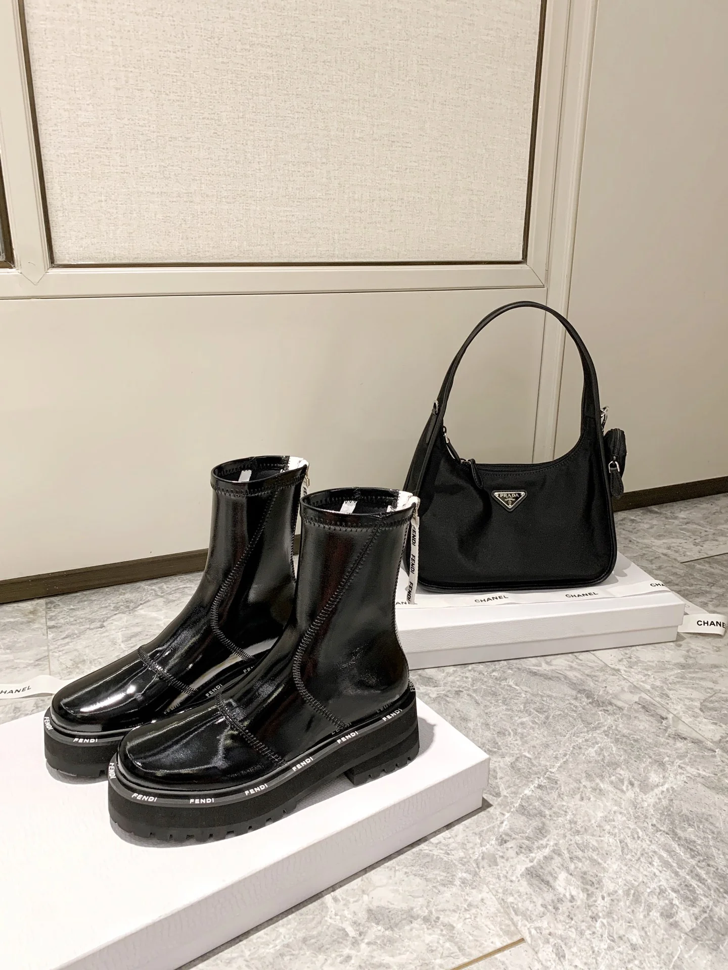 Лакированные ботильоны Fendi - черные