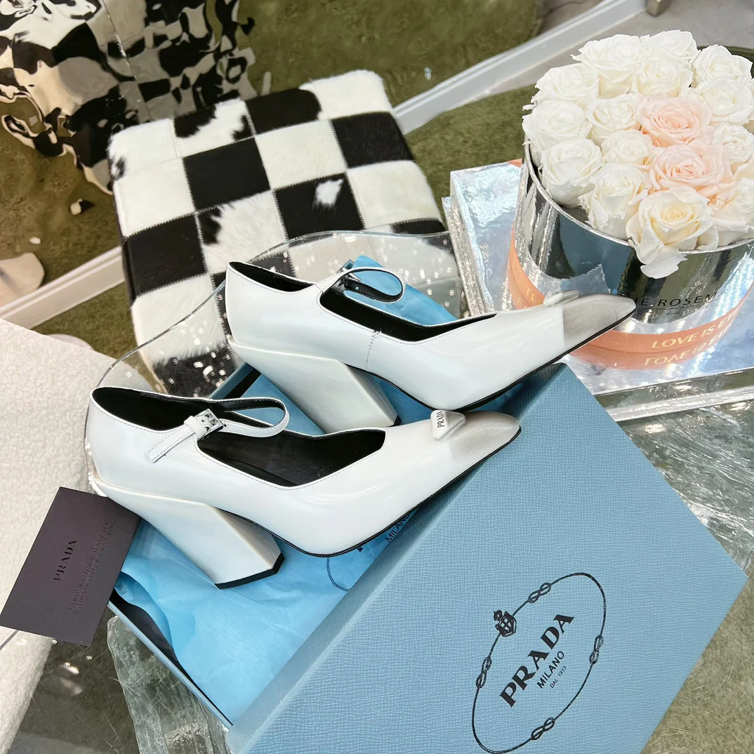 Новинки Prada весна/лето 2023 - Коллекция Мэри Джейн - Туфли на массивном высоком каблуке - Белые