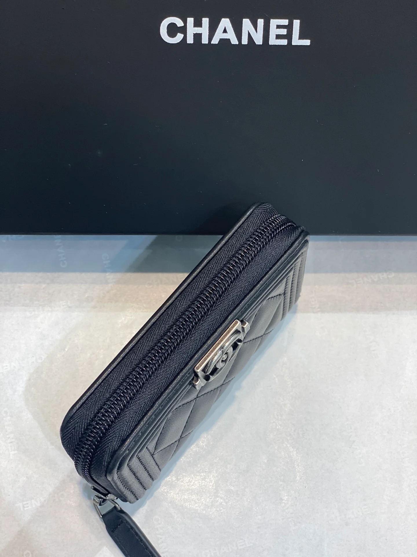 Классический кошелек для монет Chanel Le Boy на молнии - античное серебро