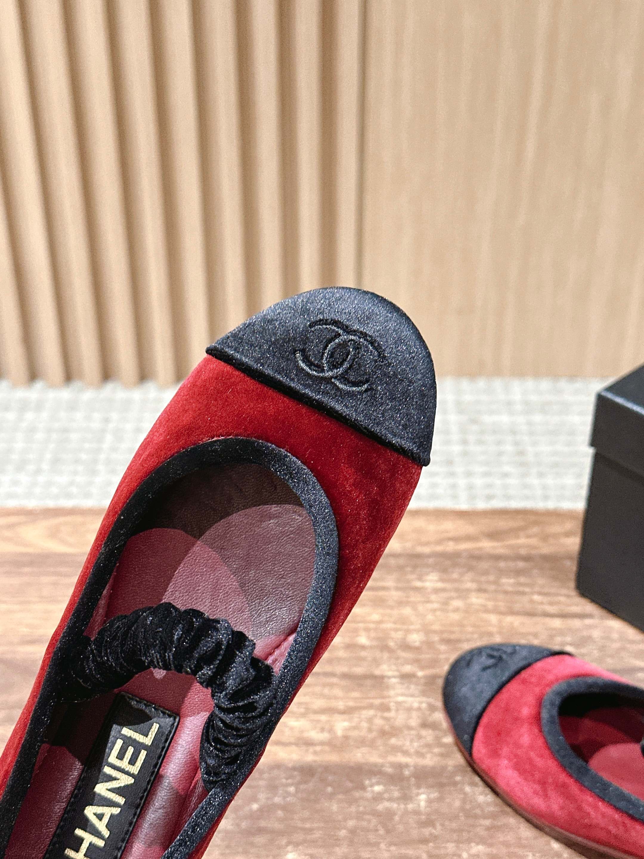 Новинка сезона весна/лето 2025 от Chanel - туфли Мэри Джейн из красной замши.