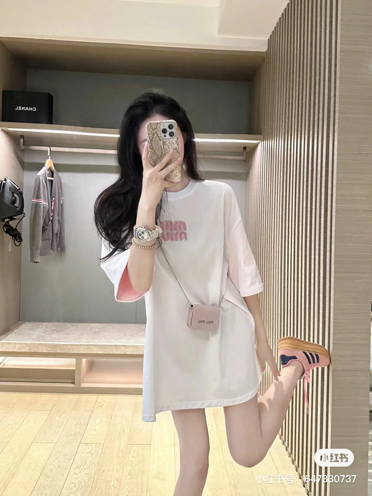 Miu Miu - 2404-24 Новинка: футболка с коротким рукавом, украшенная вышитыми вручную буквами, белая.