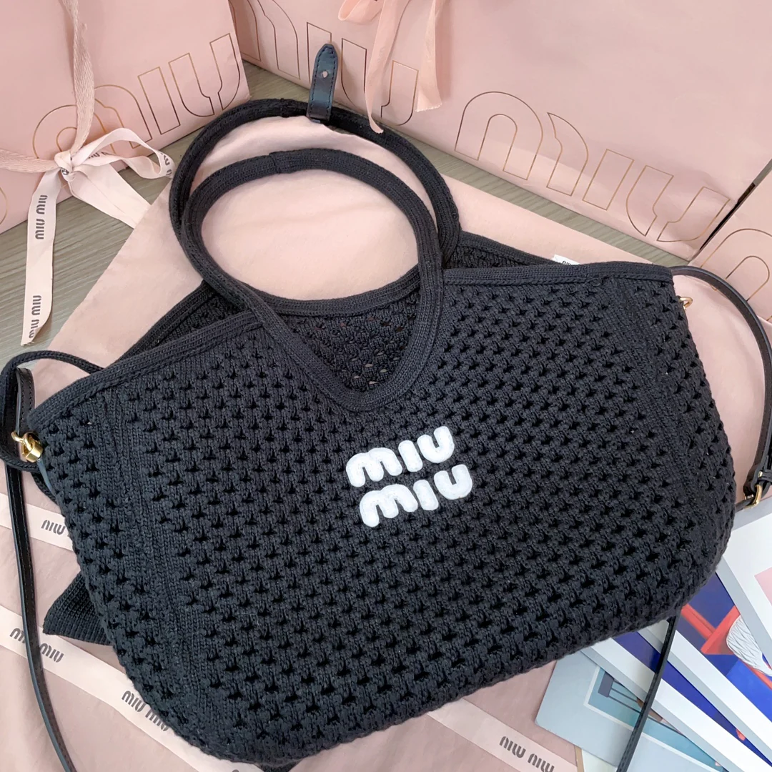 Сумка-тоут Miu Miu 5bg281 с ажурным плетением - черная