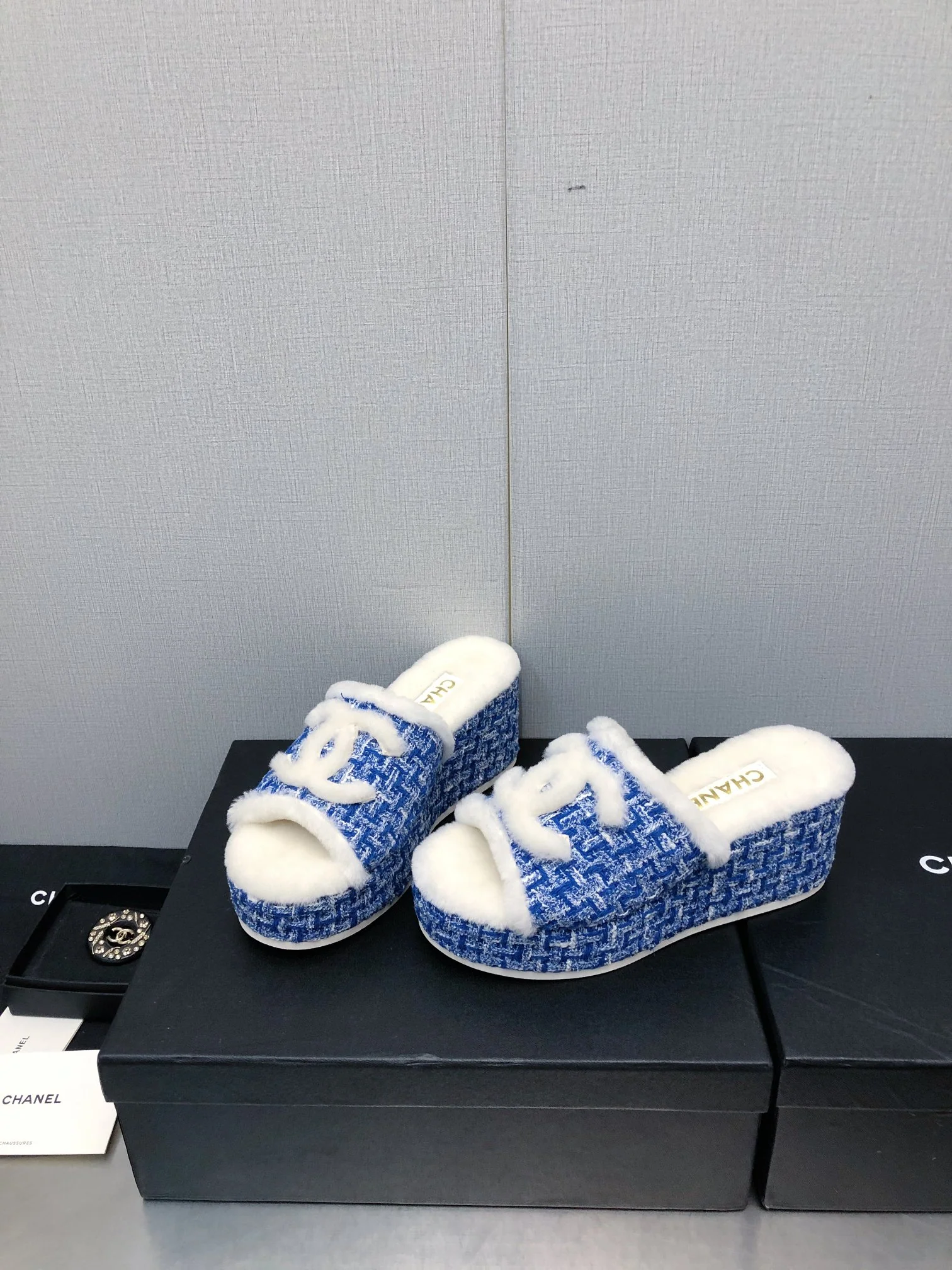 Новинка сезона осень/зима 2023 от Chanel - шерстяные сандалии в клетку - темно-синие.