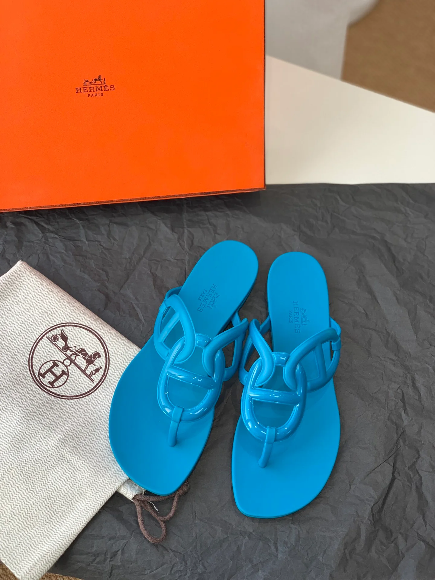 Новые шлепанцы Hermes-aloha с изображением свиного носа