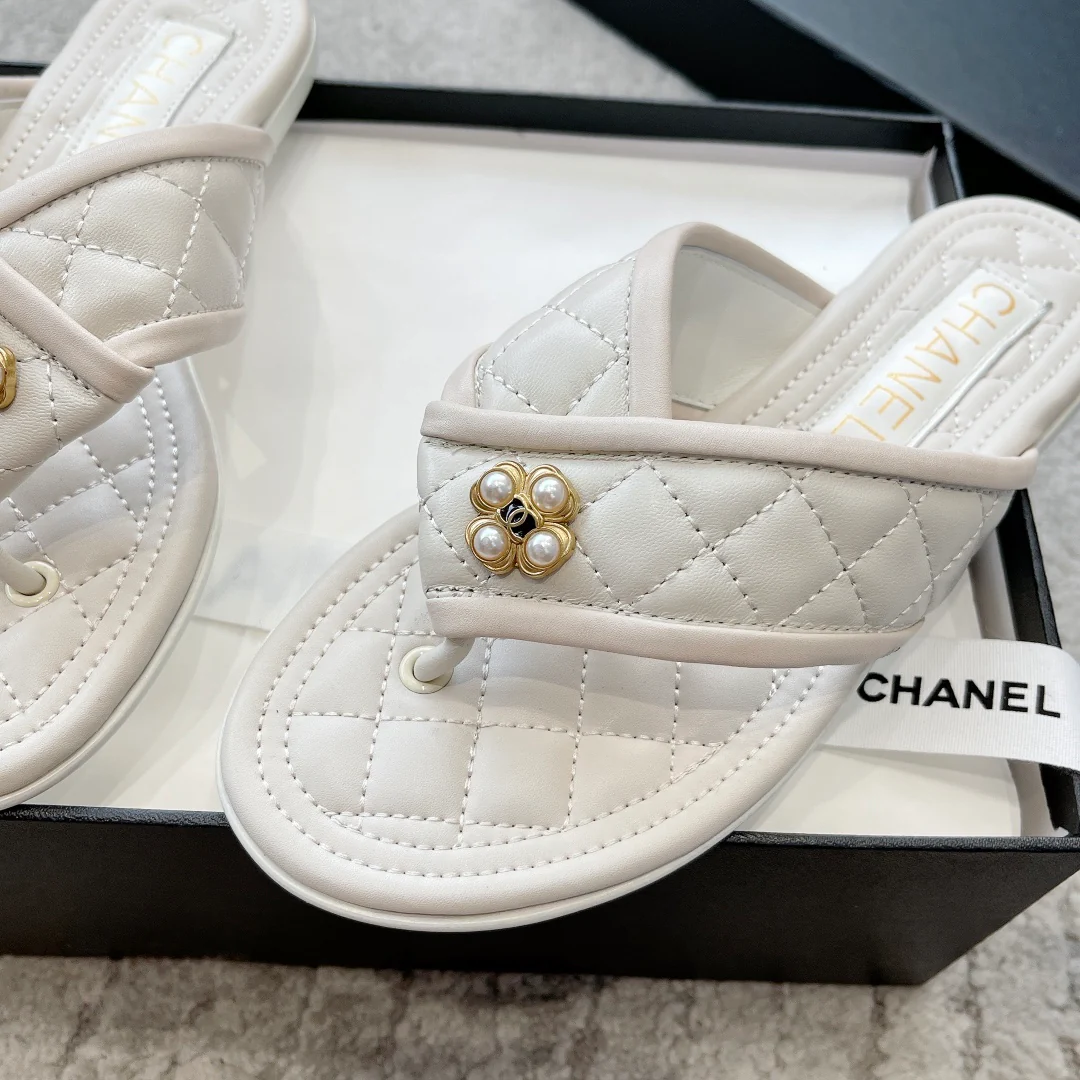 Новинка сезона весна/лето 2023 от Chanel - Тапочки с вышитым ромбовидным узором - Белые
