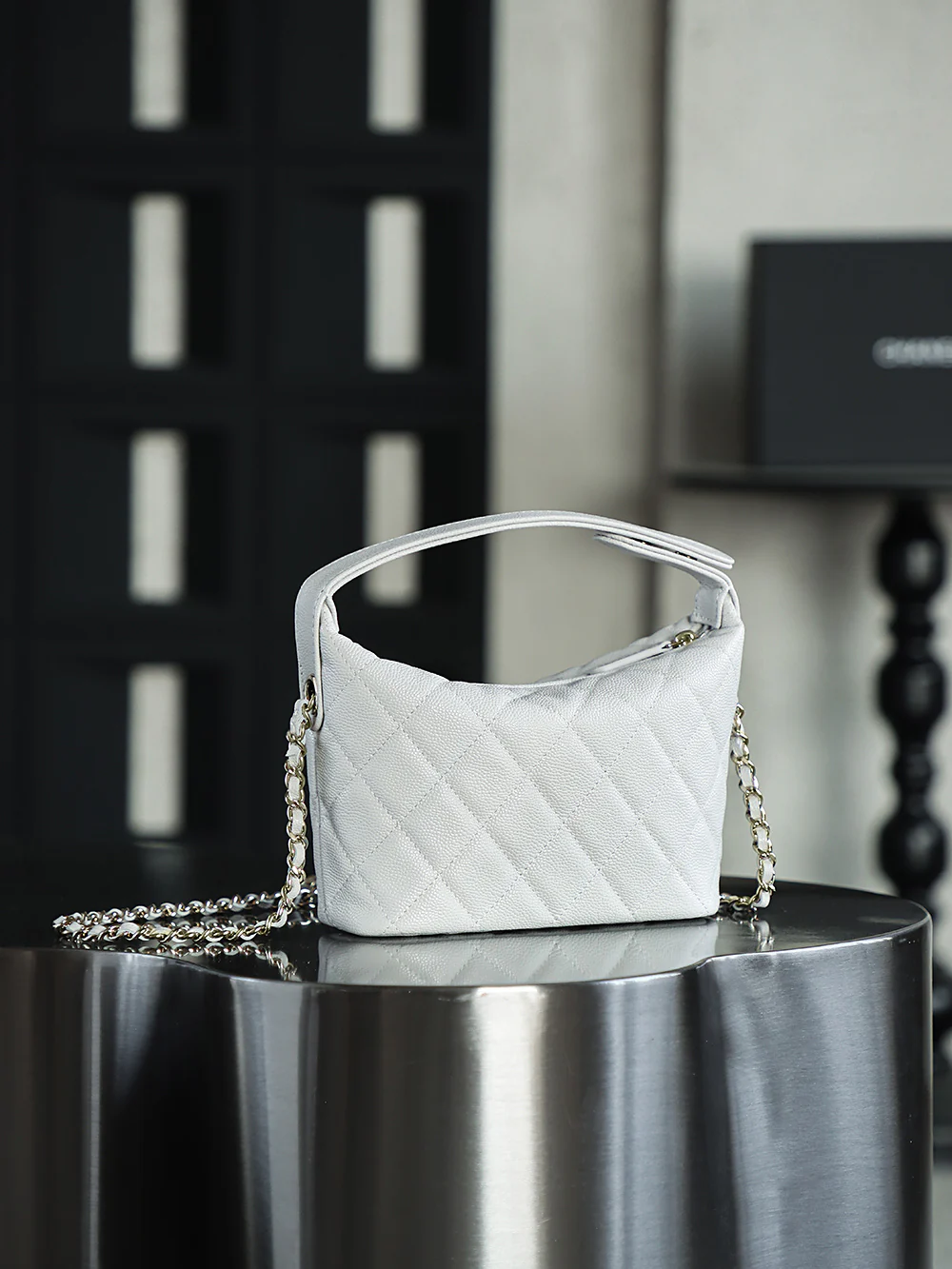 Chanel 25c - Средняя длина, телячья кожа - Сумка для ланча - Белая с золотой фурнитурой