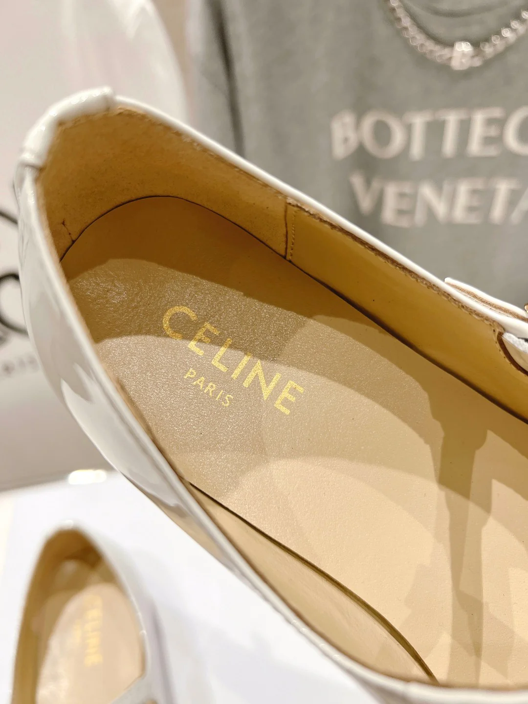 Новинка сезона весна/лето 2023 от Celine - Балетки Мэри Джейн - Белые