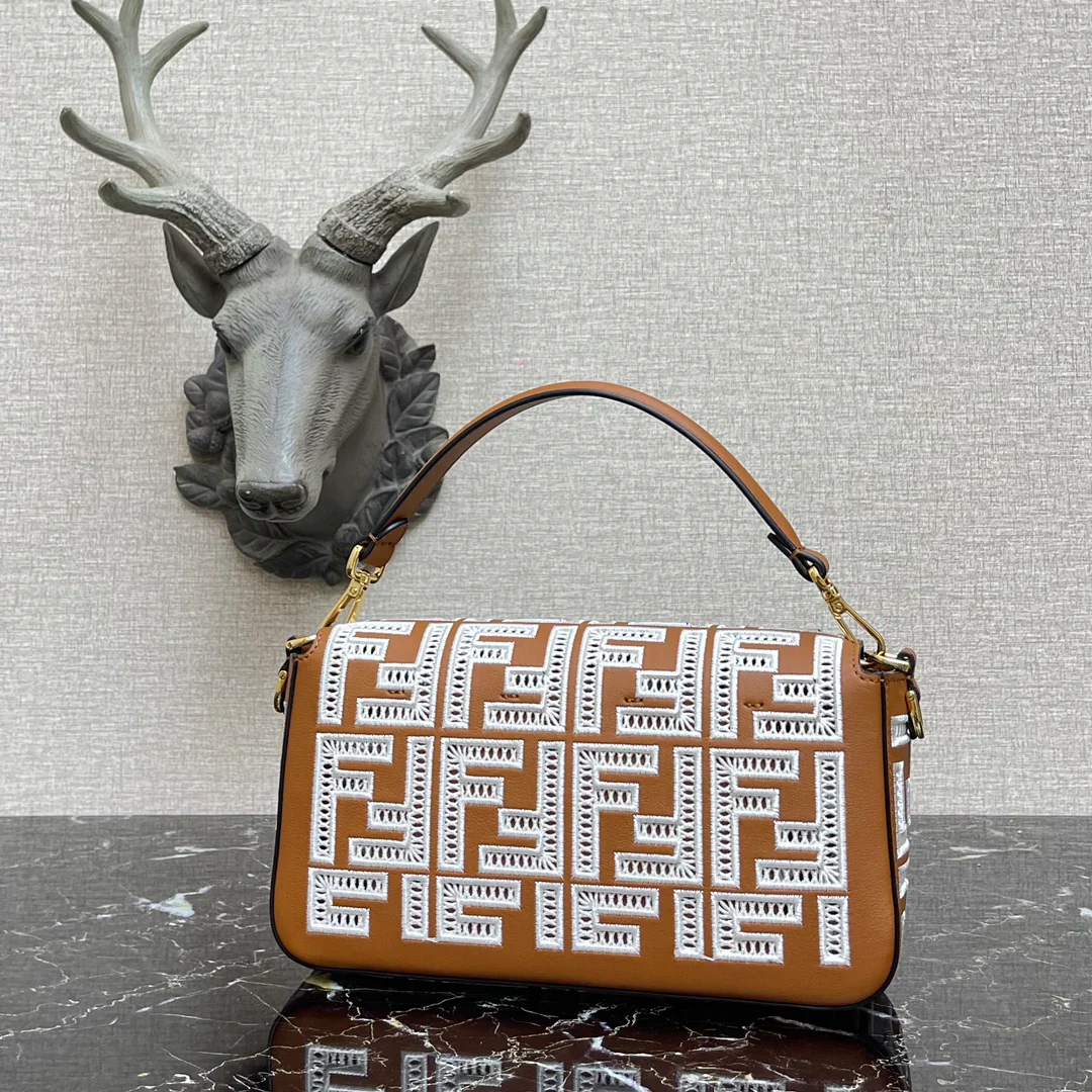 Сумка-багет Fendi Baguette Medium из коричневой кожи с кружевом.