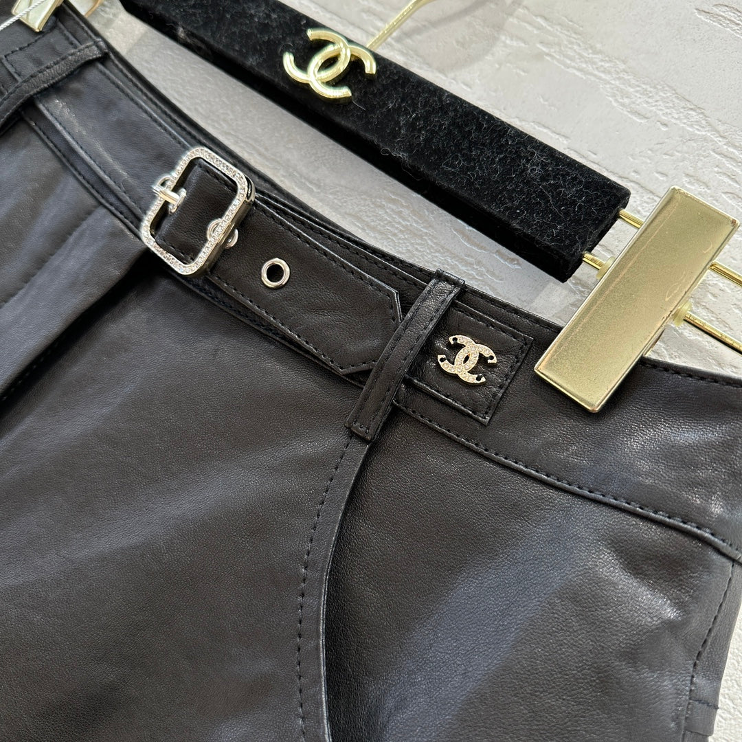 Chanel 2403 — шорты из натуральной кожи в стиле знаменитостей с хрустальной пряжкой.