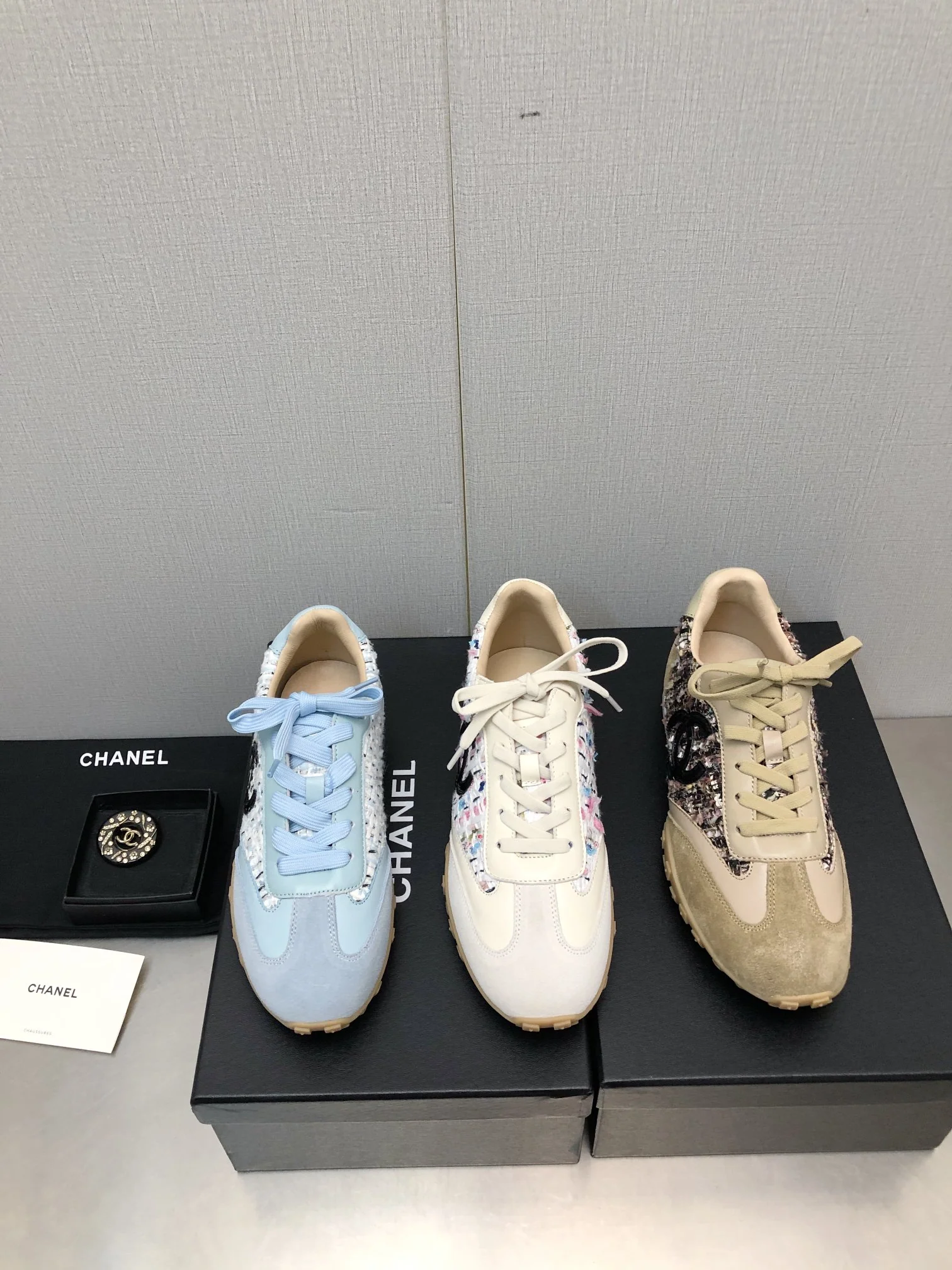 Новинка 2023 года от Chanel - Повседневные кроссовки - Белые