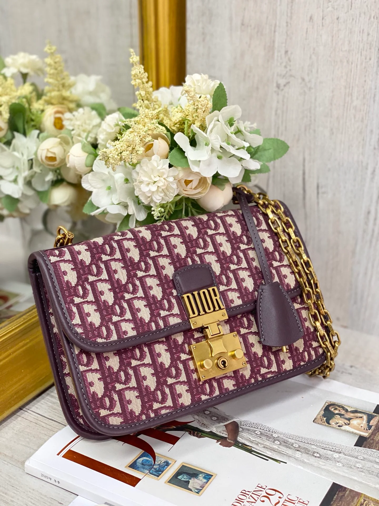 Сумка Dior WOC на цепочке с вышивкой на канве и красным монограммным узором.