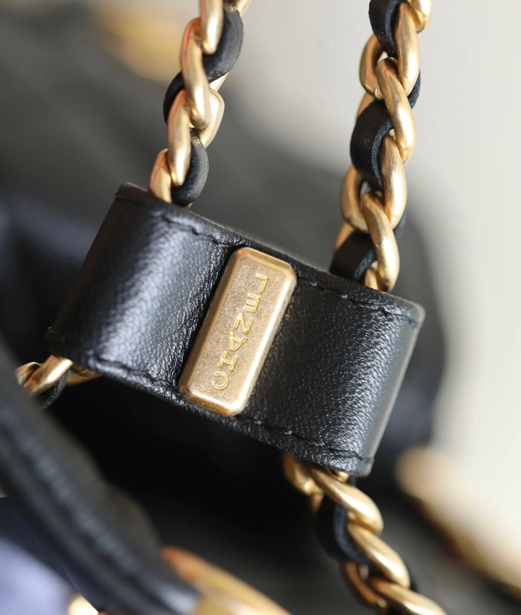 Пре-осенняя коллекция Chanel 2023 — рюкзак Métiers d'Art Letter