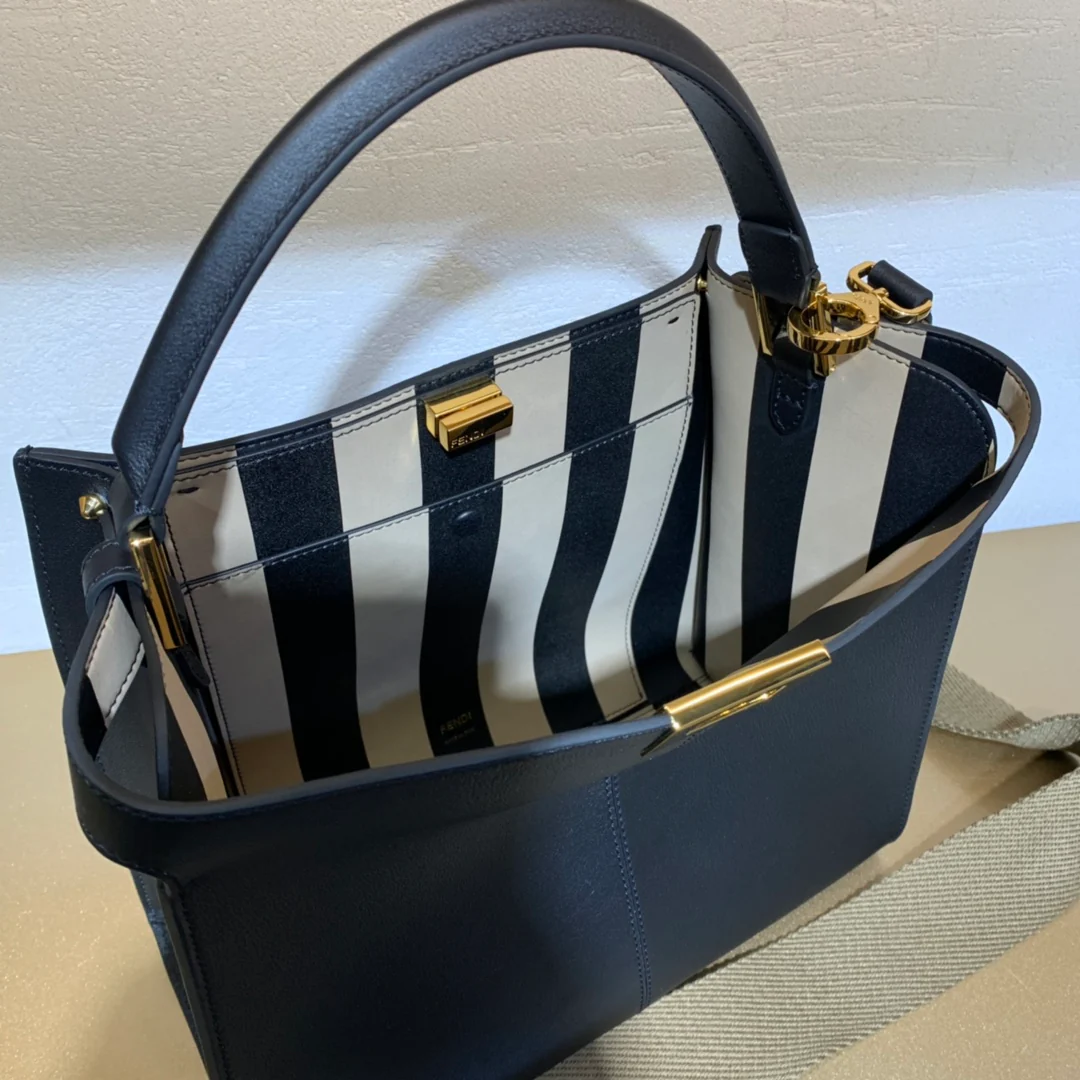 Сумка Fendi Peekaboo Lite Medium из черной кожи.