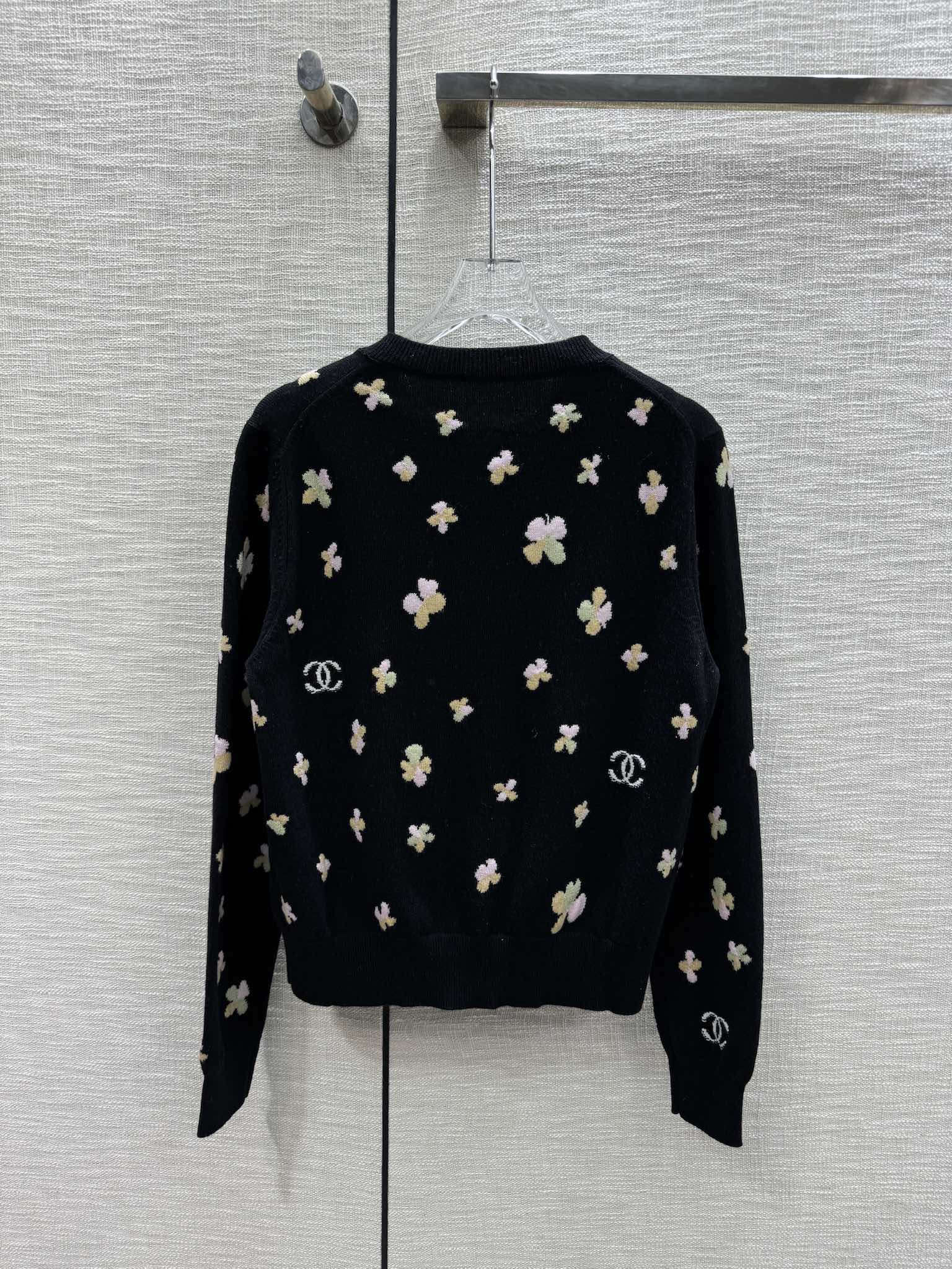 Кардиган Chanel 2403-24 из коллекции Early Spring Métiers d'Art с четырехлистным клевером — черный.