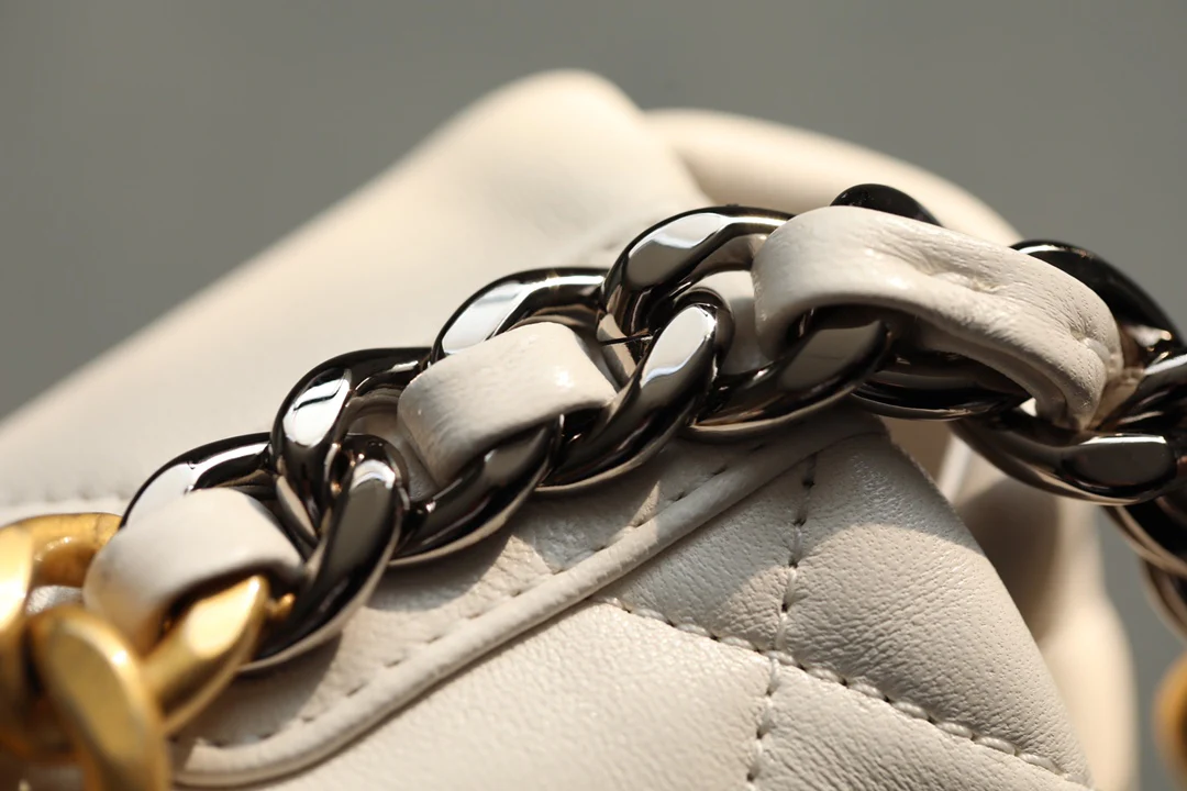 Маленькая сумочка Chanel 19bag - белая.