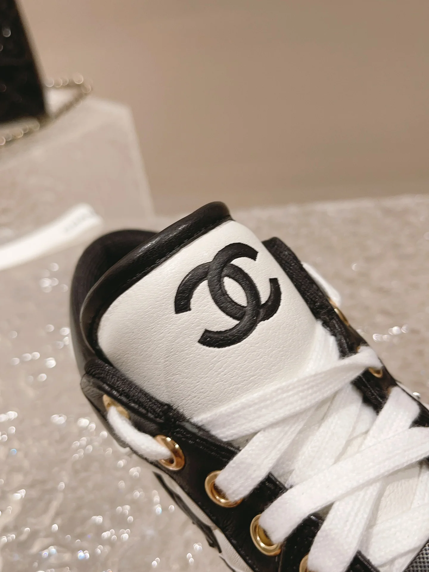 Низкие кеды Chanel - черные с ромбовидным узором