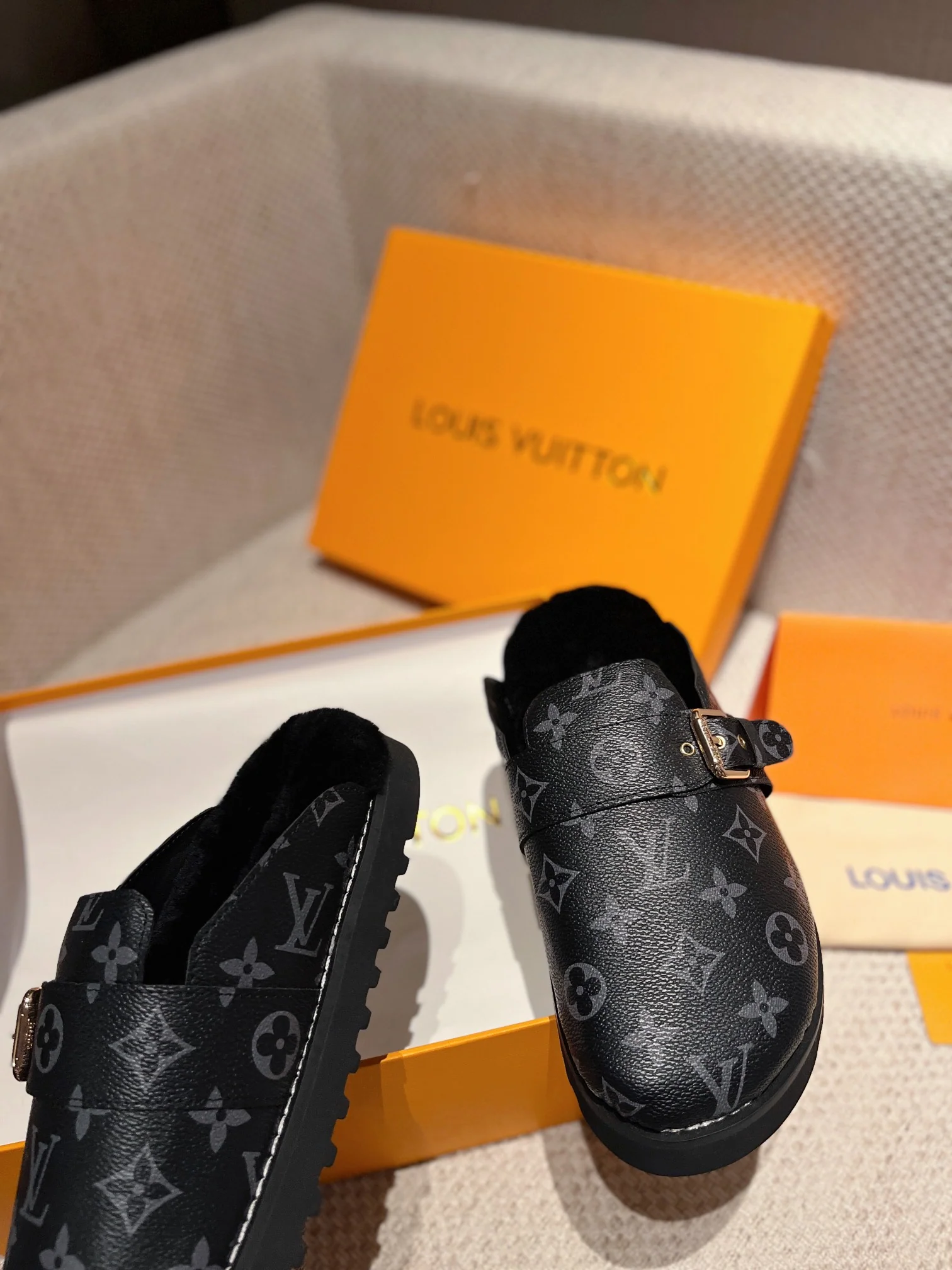 LV - Новинка сезона осень/зима 2022 - Меховые тапочки Birkenstock - Черные