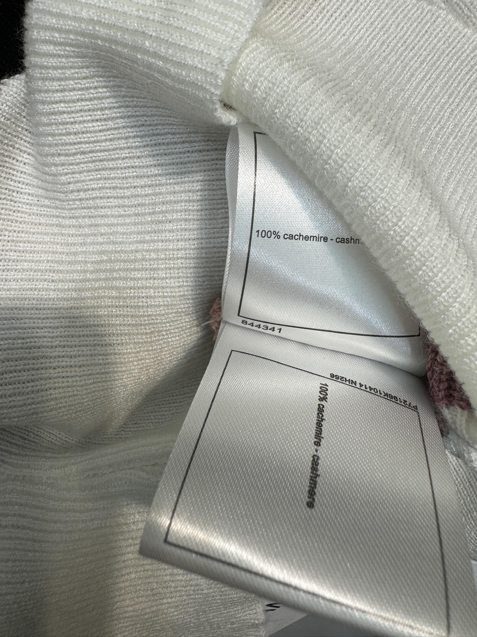 Chanel 2403 - Вязаная майка с V-образным вырезом и полосатым узором в стиле колор-блок