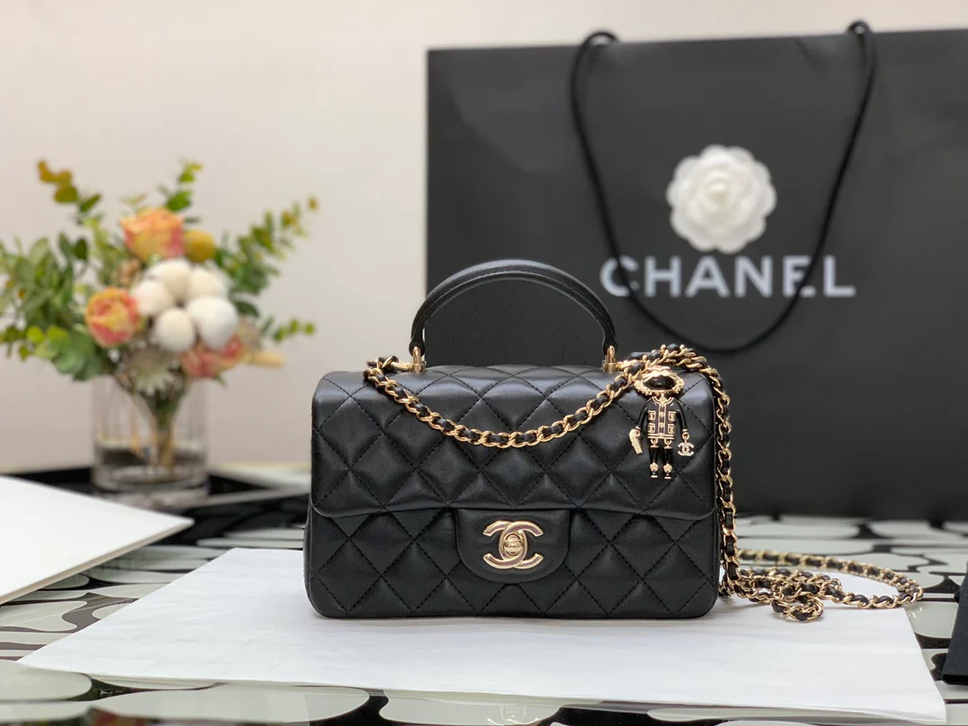 Коллекция Chanel Весна/Лето 2022 - Сумка-клапан на запястье - Овечья кожа