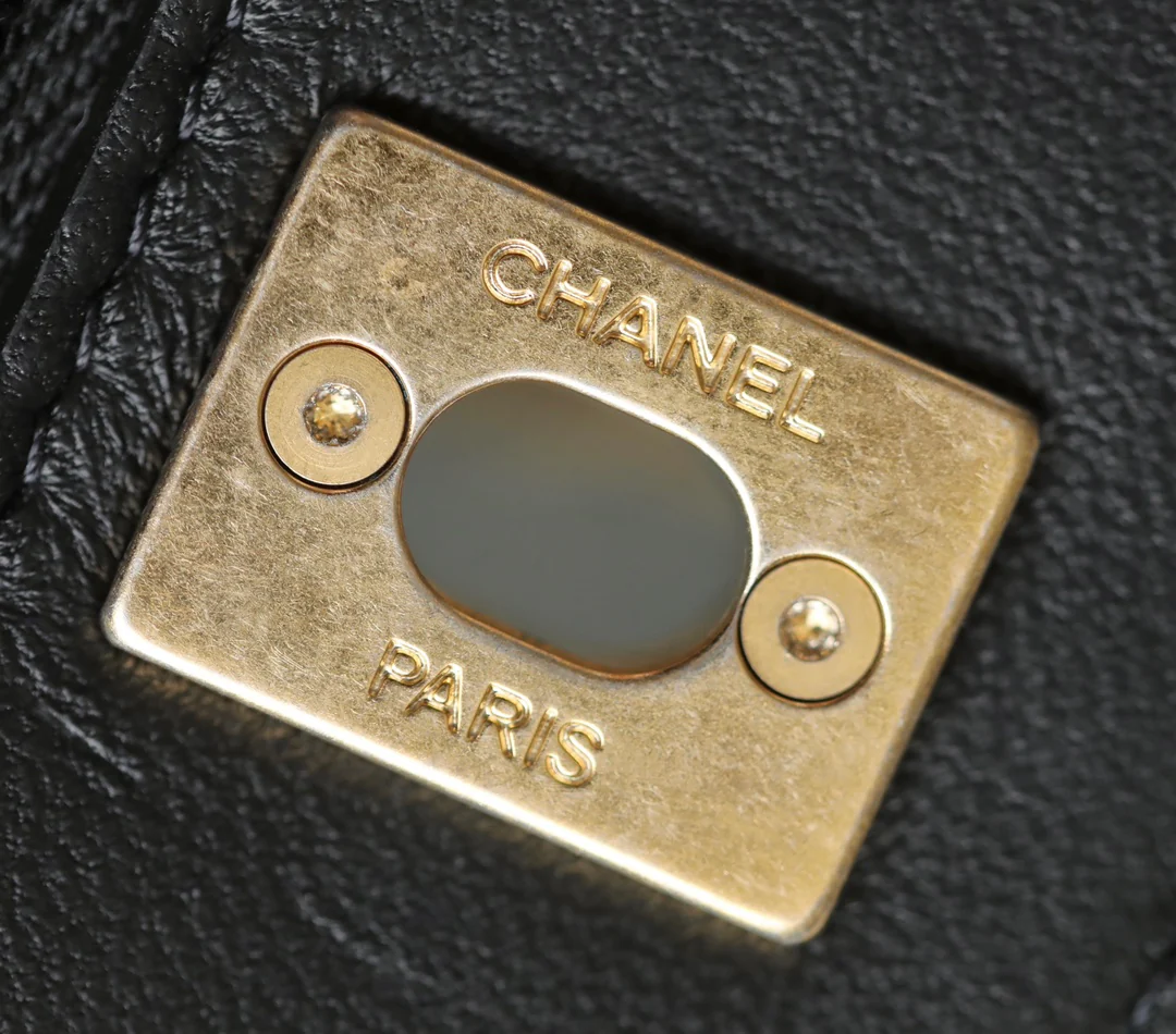 Весенняя коллекция Chanel 2023 - Регулируемая пряжка Camellia WOC - Овечья кожа - Черный - 19 см