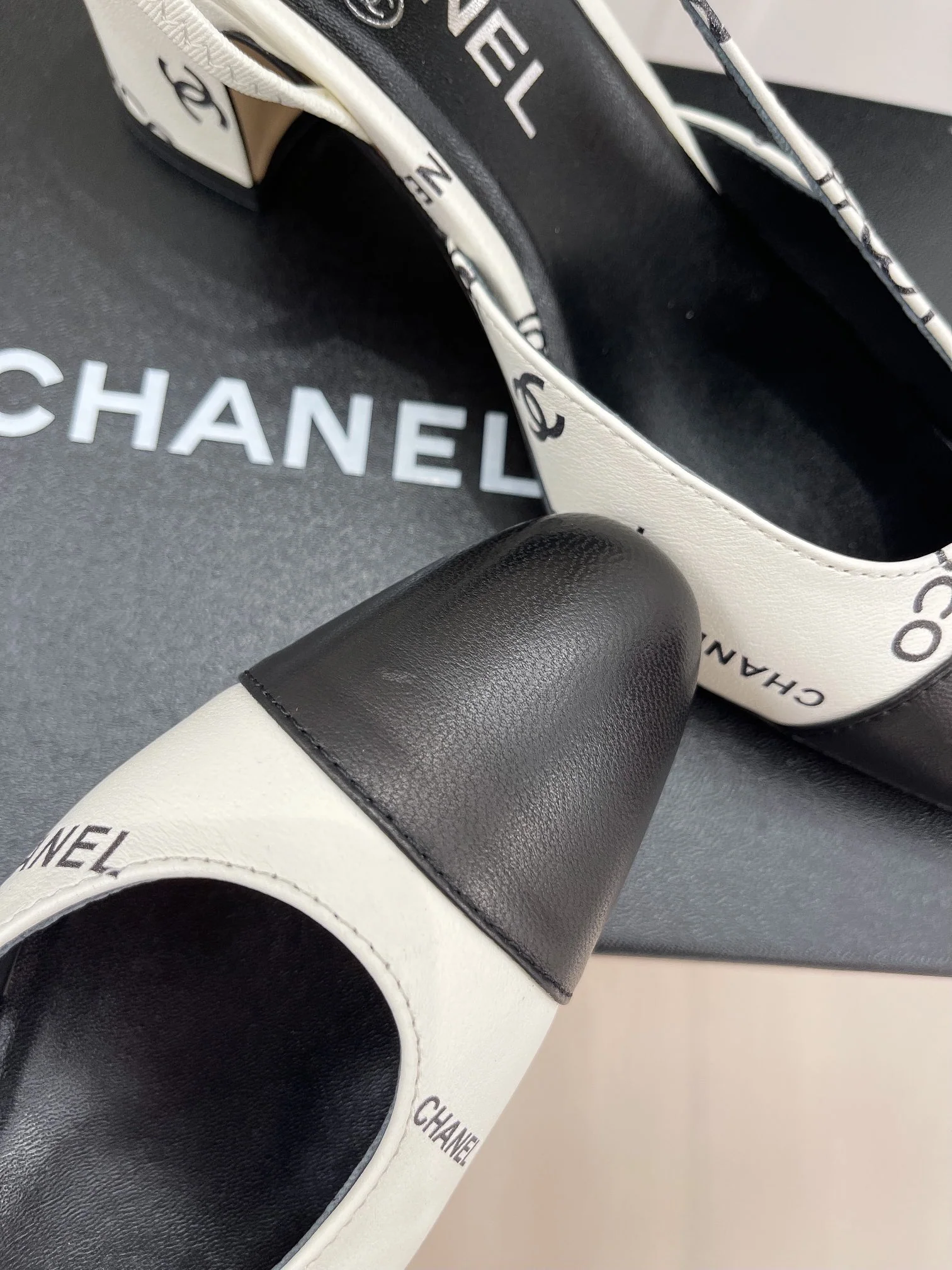 Новинка весны 2023 года от Chanel - туфли на высоком каблуке с принтом и вырезами - 6 см.