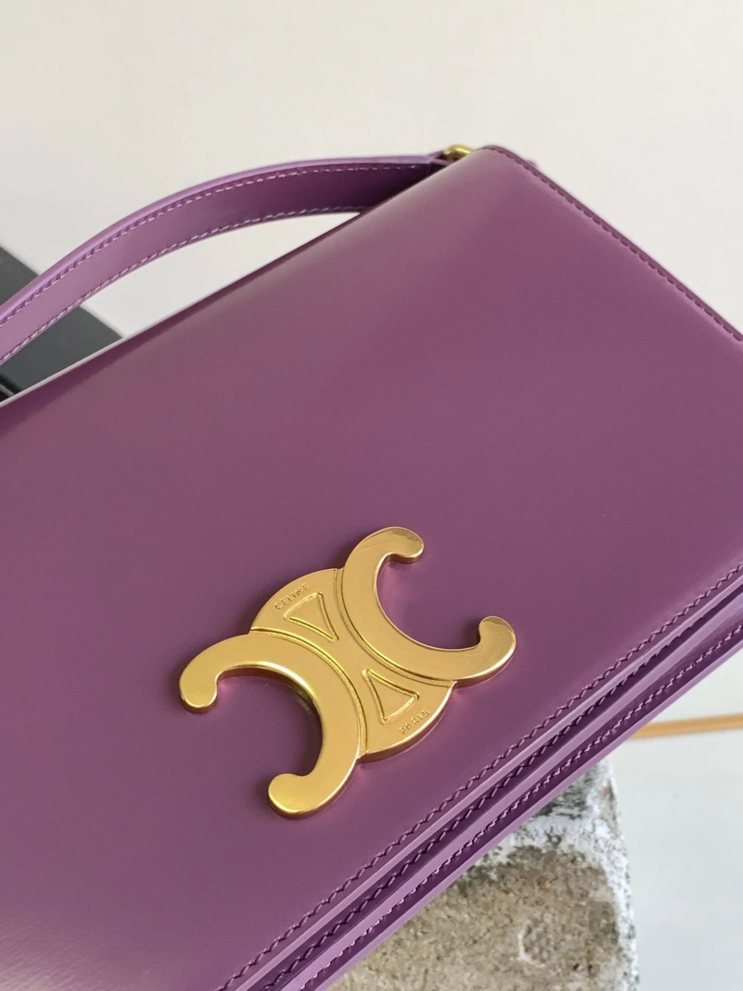 Сумка Celine Triomphe из глянцевой телячьей кожи с принтом под канвас - фиолетовая.