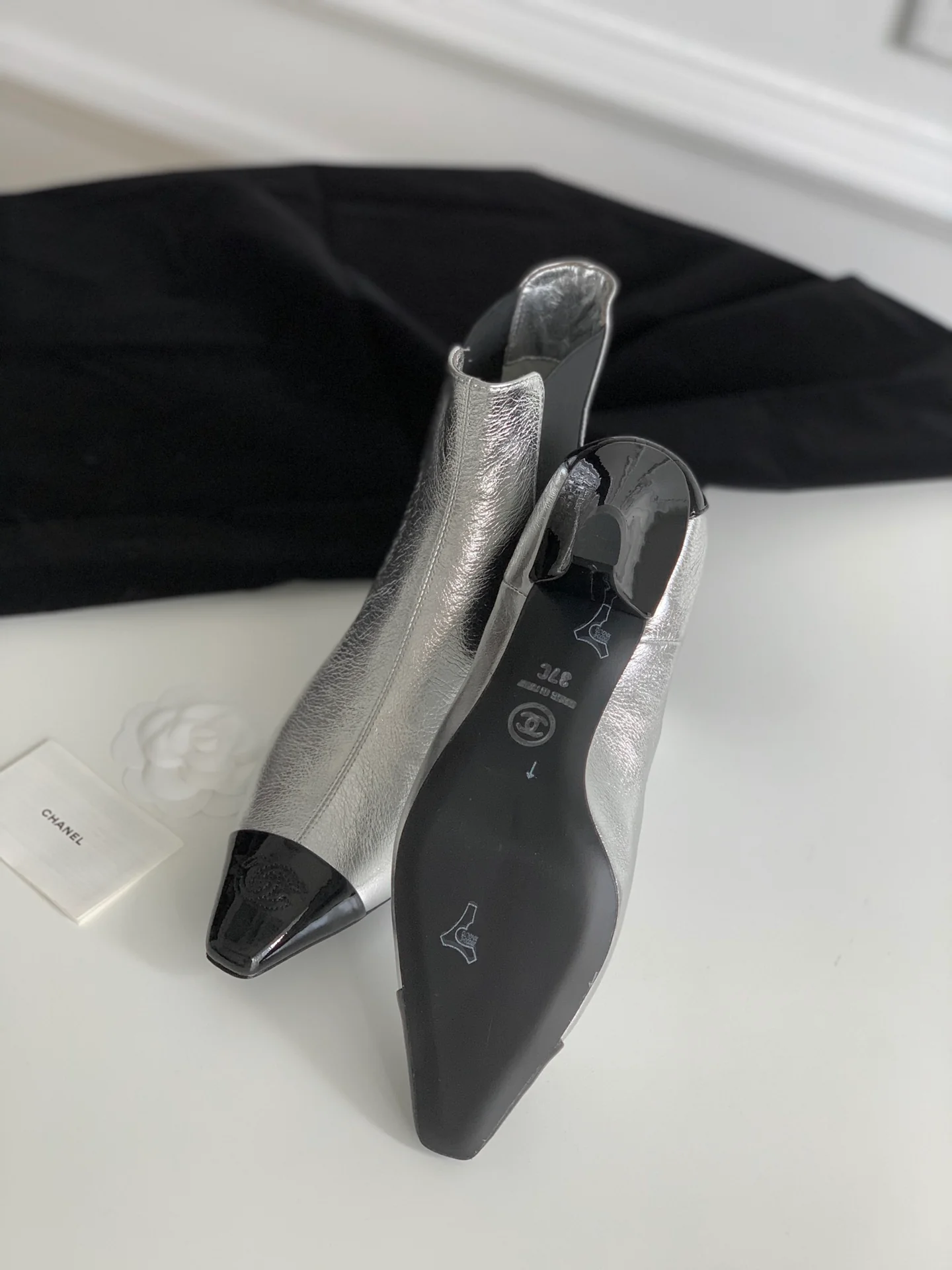 Новинка сезона осень/зима 2023 от Chanel - Ботильоны из овечьей кожи с квадратным носком и массивным каблуком - серебристые.