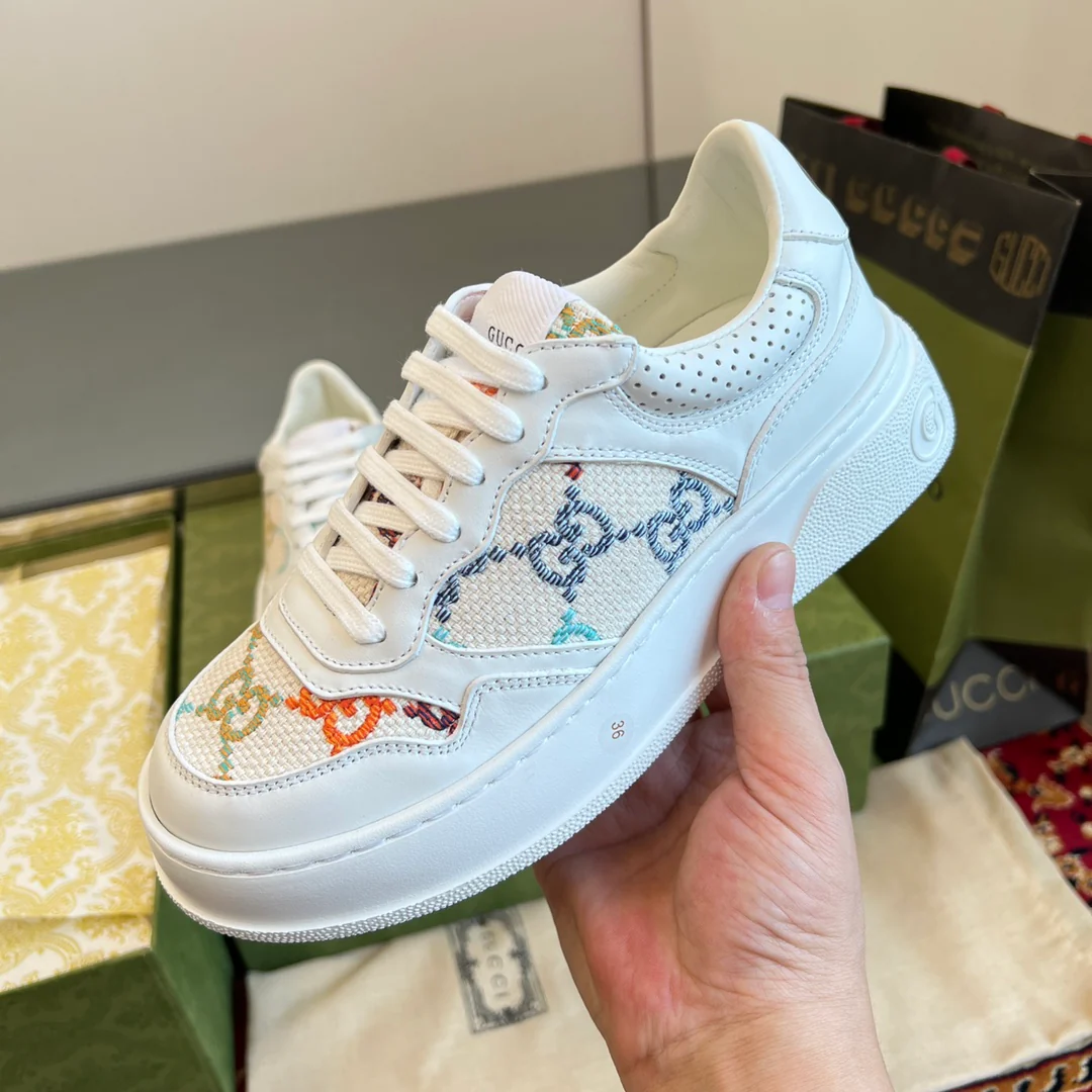 Gucci - Новинка сезона осень/зима 2022 - Белые кроссовки с вышивкой