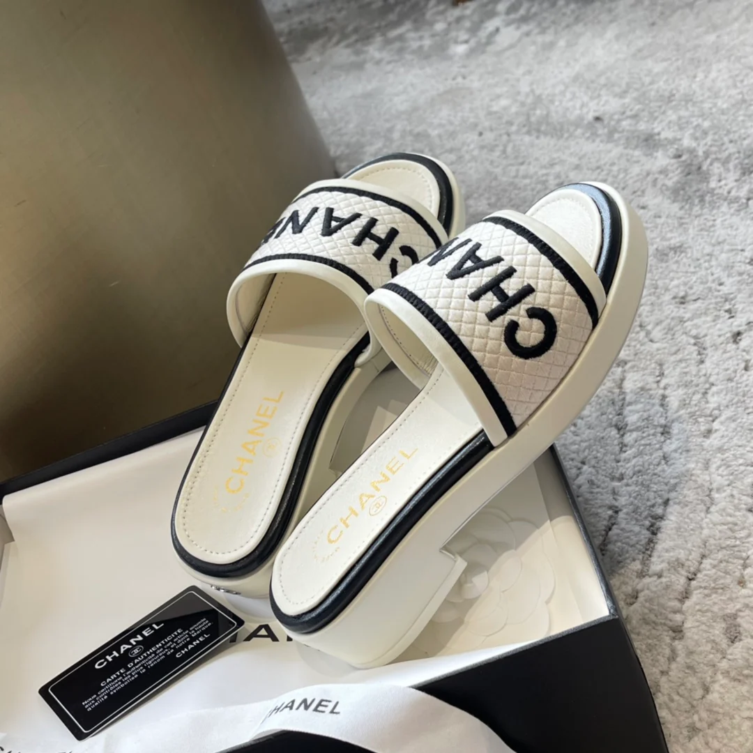 Новинка сезона весна/лето 2023 от Chanel - Плетеные тапочки - Белые - 1