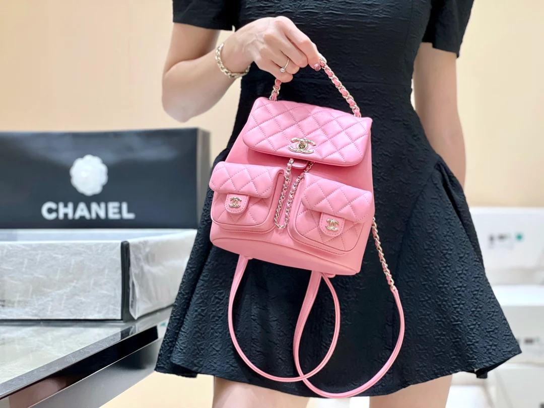 Коллекция Chanel Весна/Лето 2023 - Duma - Однотонный рюкзак из телячьей кожи - Розовый