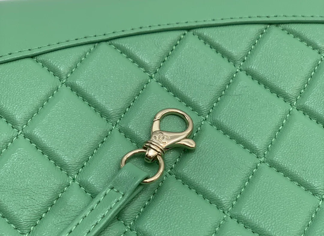 Мини-сумочка Chanel 24c 31 серии из овечьей кожи - зеленая