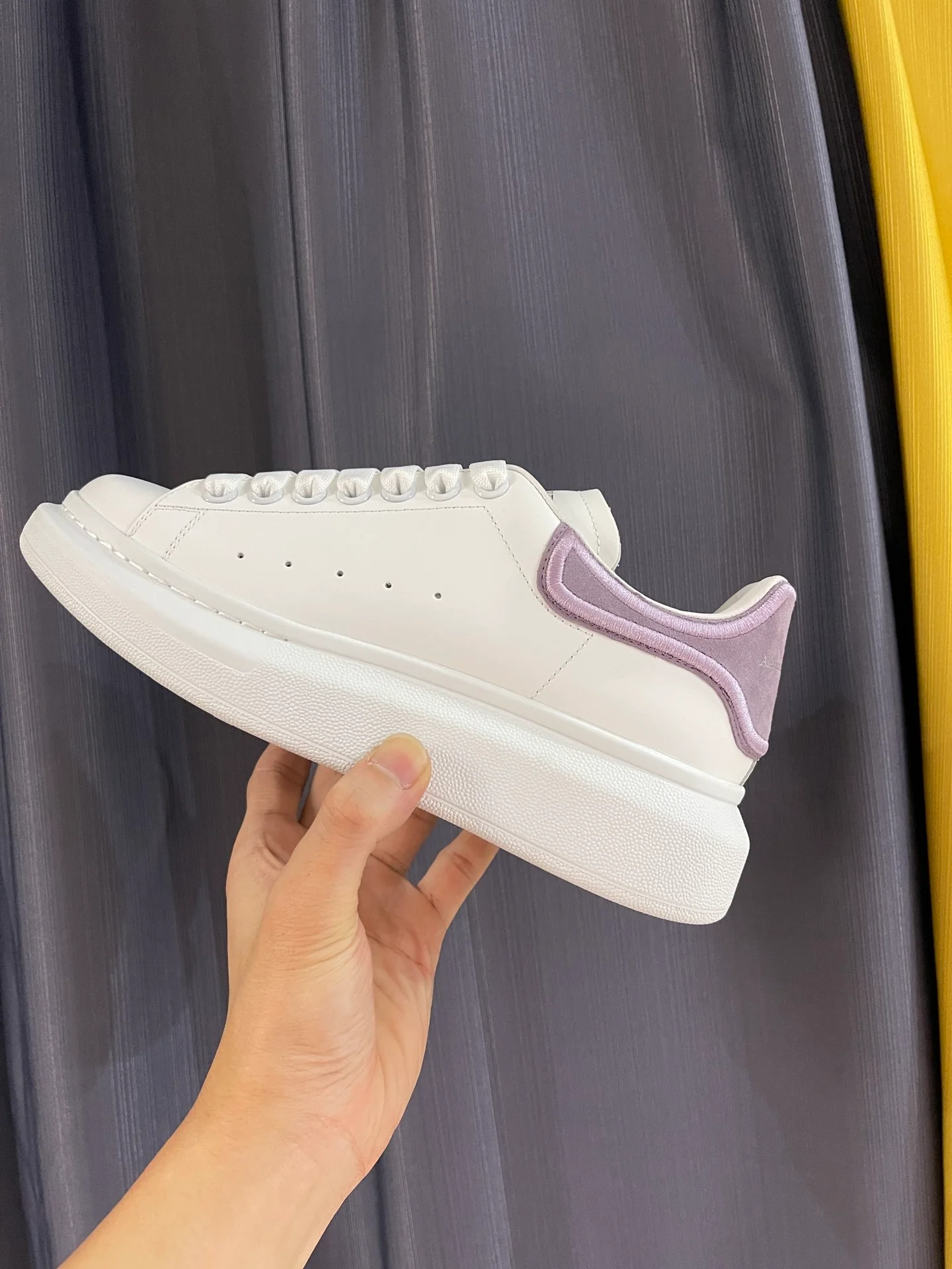 Классические белые кроссовки McQueen - унисекс - фиолетовый бархат - вышитая пятка - премиум-издание