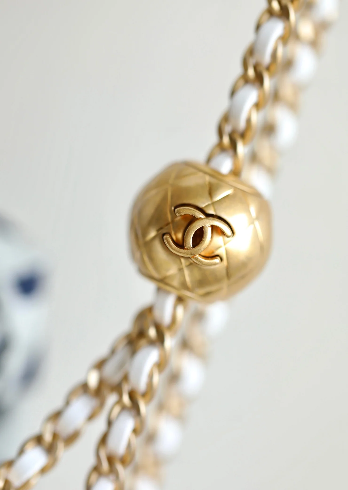 Мини-платье Chanel CF Gold Ball - белое