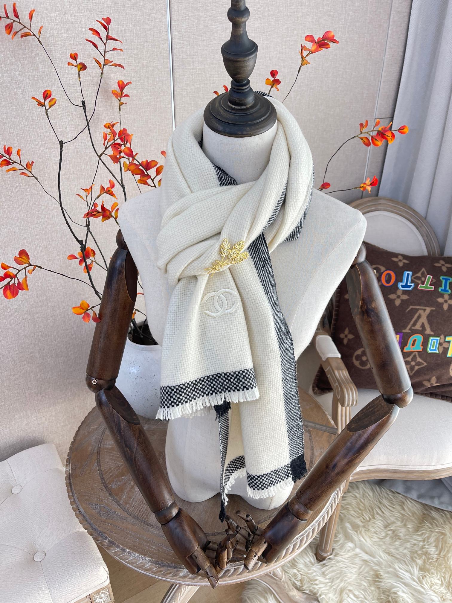 Chanel - Ультратеплый шарф из высококачественного кашемира - В комплекте с брошью в виде колосьев пшеницы - 60 см - 180 см - 2 см