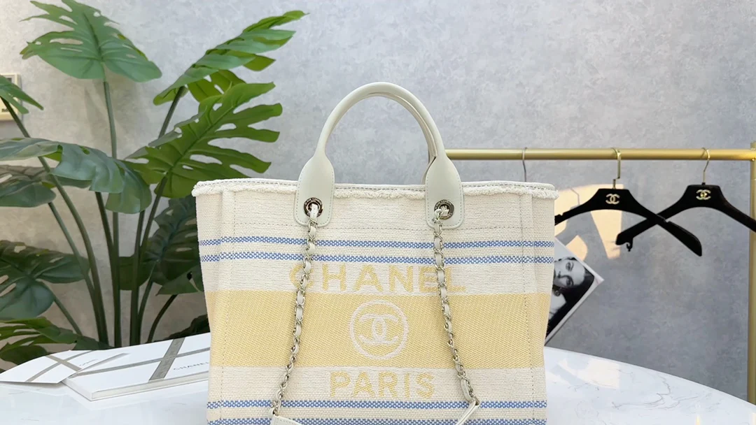 Пляжная сумка Chanel 25c, косметичка, ярко-желтая.