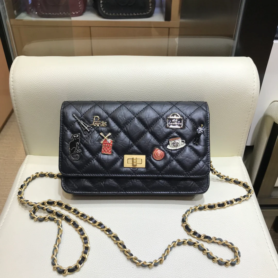 Значок-пряжка Chanel 2-55 Reissue WOC-1