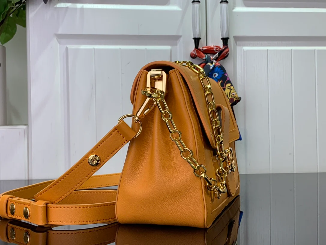 Сумка LV Dauphine Soft Medium оранжевого цвета.