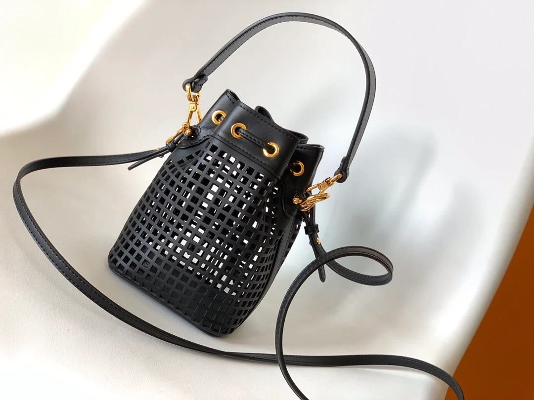 Сумка Fendi Montresor — черная (сумка-ведро с прорезью)