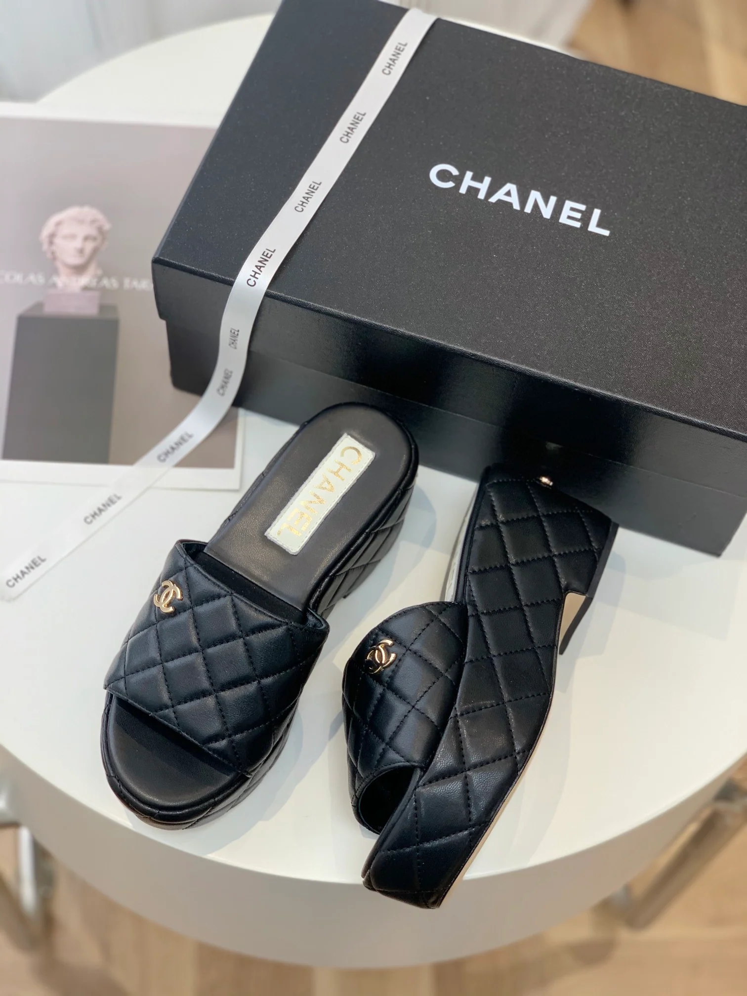 Новинка 2023 года от Chanel - Стеганые тапочки на платформе - Черные - 1 шт.