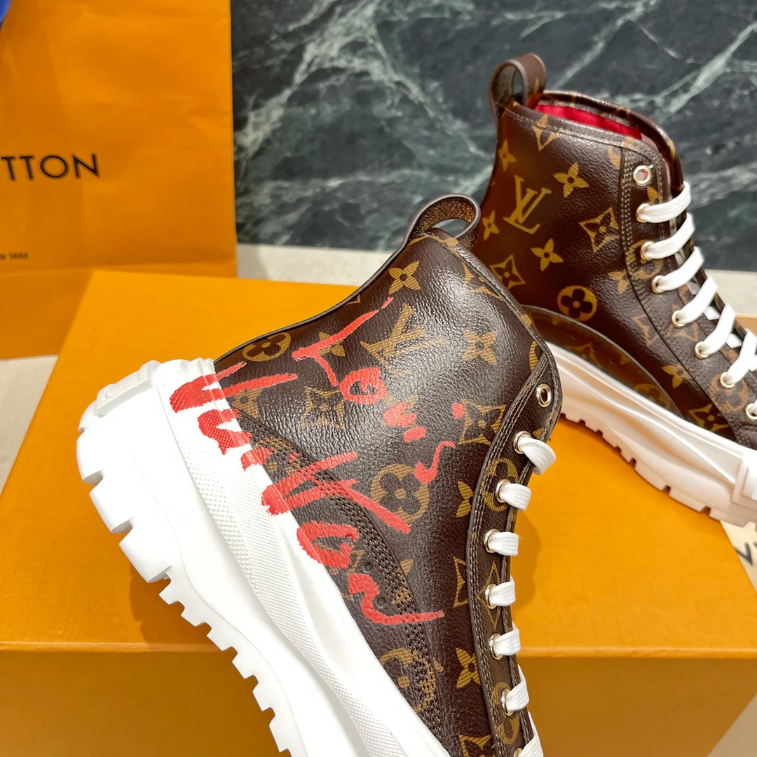 Классические кожаные высокие кроссовки LV Squad