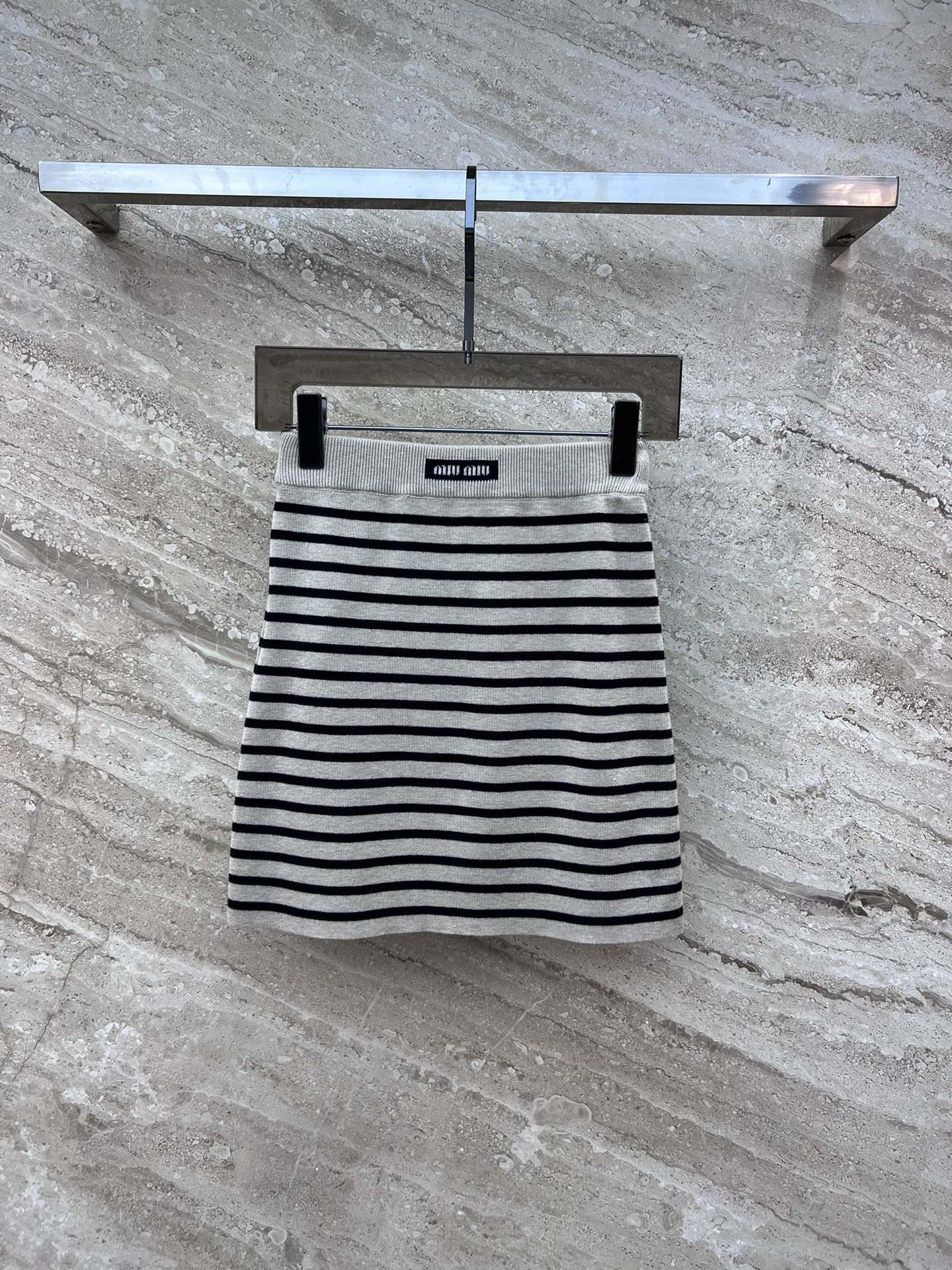 Miu Miu - 2404 - Комплект из хлопкового трикотажного топа с круглым вырезом и короткими рукавами и юбки.